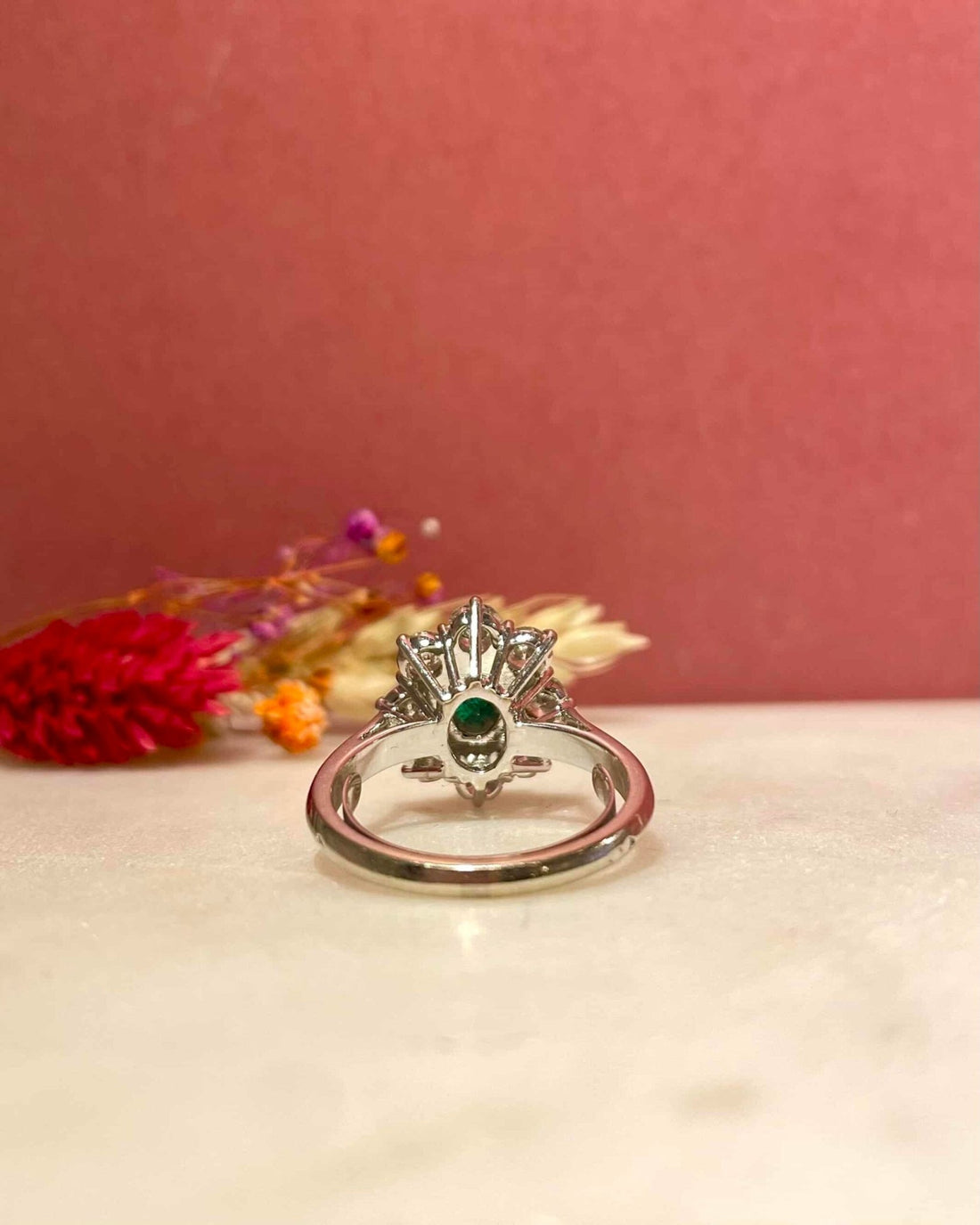 Bague Marguerite Émeraude 0.65 carat &amp; Diamants &quot;Lewan&quot; - Elliade Paris