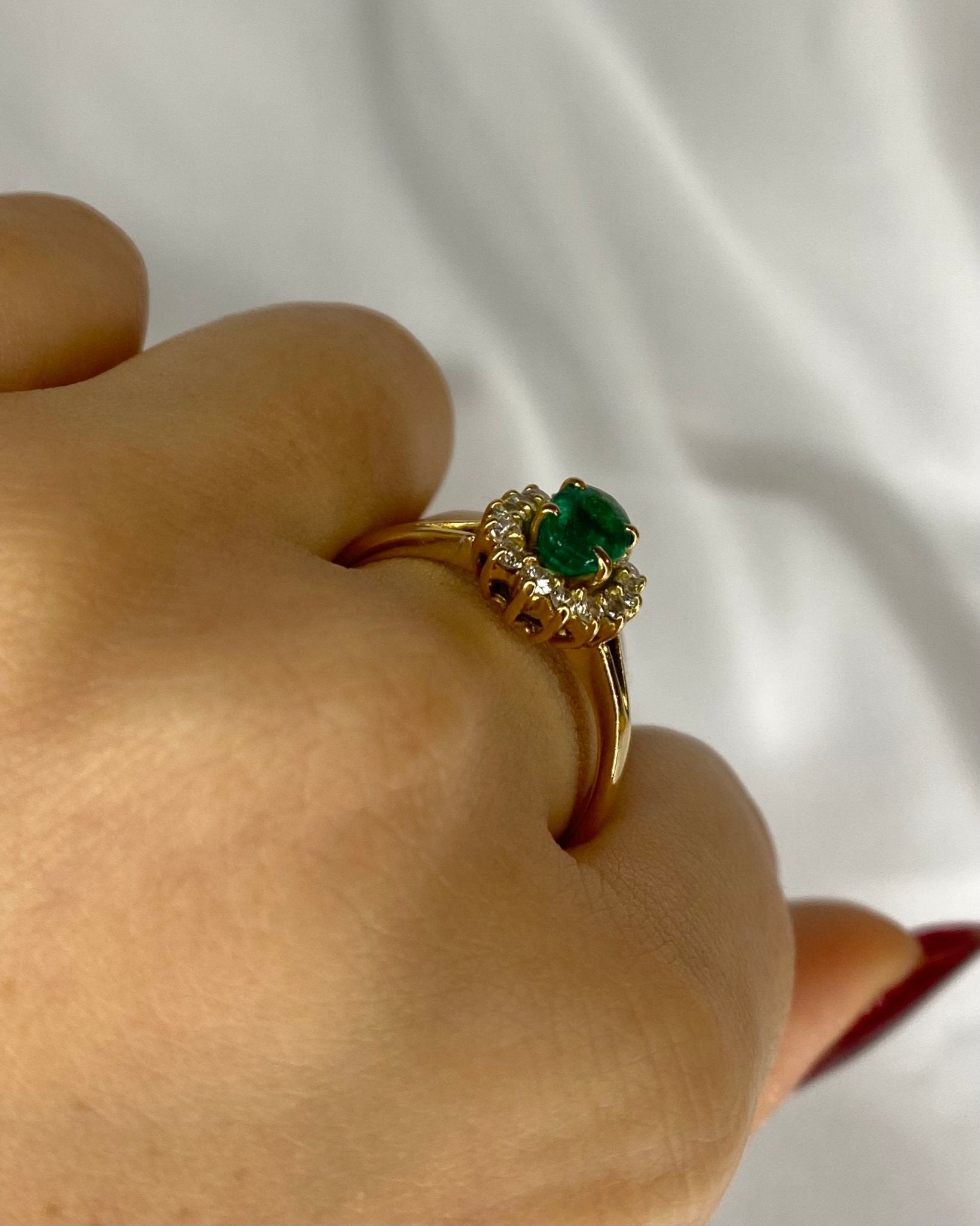 Bague Marguerite Émeraude 0.67 carat &amp; 14 Diamants &quot;Tim&quot; - Elliade Paris