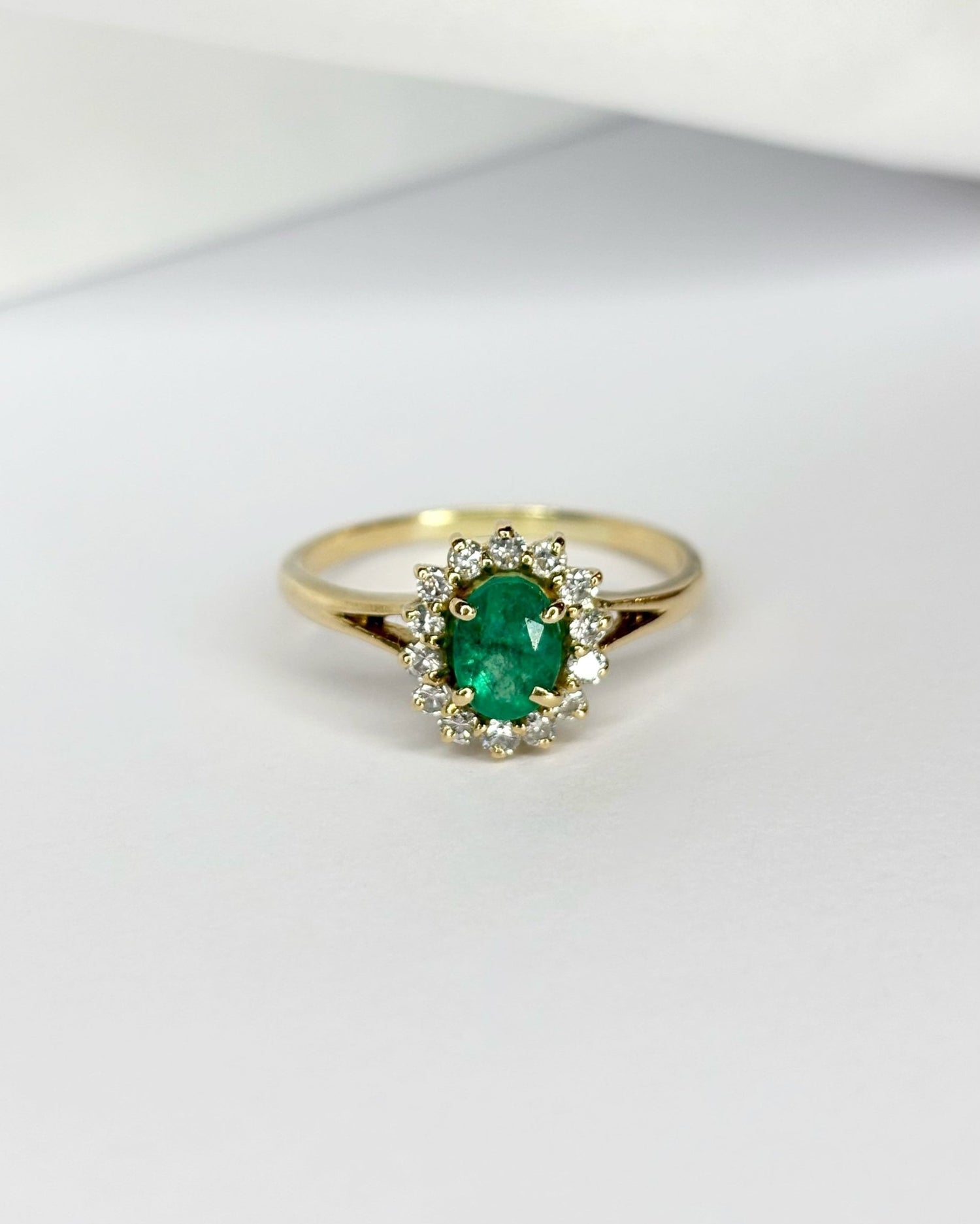 Bague Marguerite Émeraude 0.67 carat &amp; 14 Diamants &quot;Tim&quot; - Elliade Paris