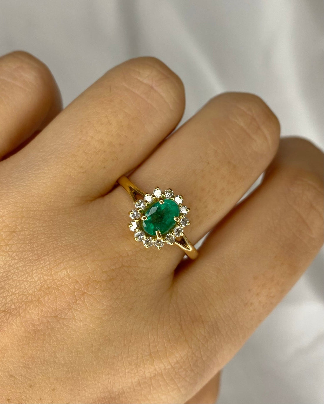 Bague Marguerite Émeraude 0.67 carat &amp; 14 Diamants &quot;Tim&quot; - Elliade Paris