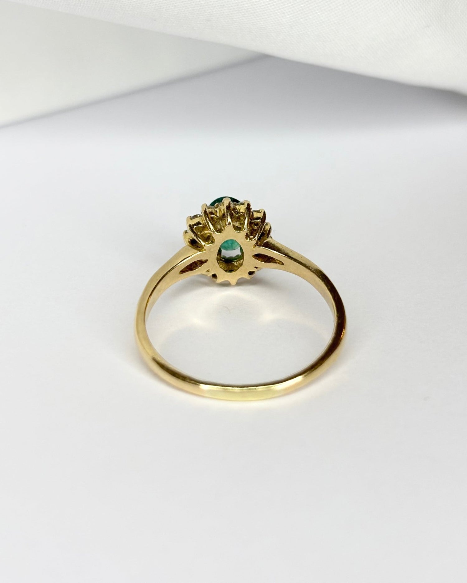 Bague Marguerite Émeraude 0.67 carat &amp; 14 Diamants &quot;Tim&quot; - Elliade Paris