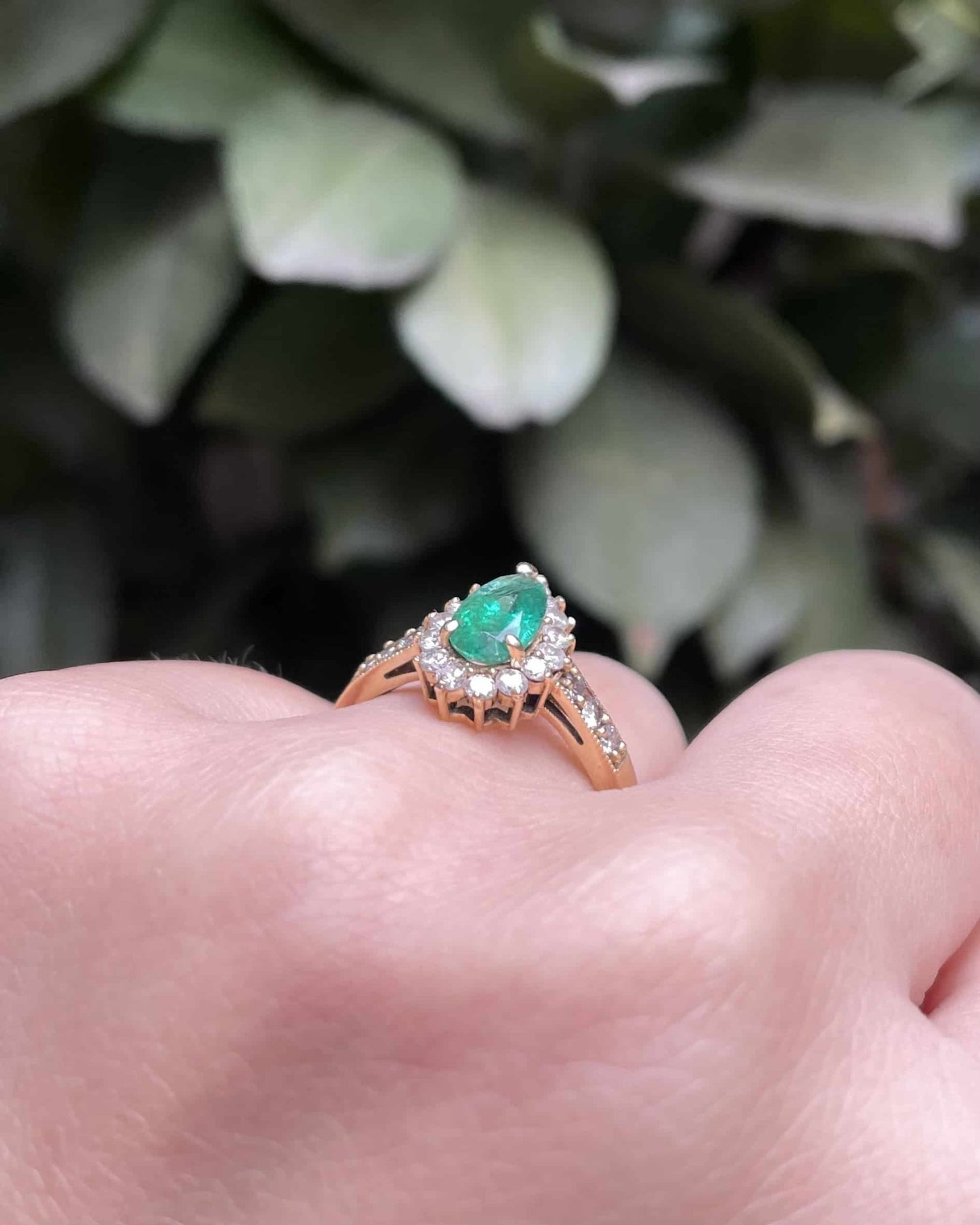 Bague Marguerite Émeraude 0.68 carat &amp; Diamants &quot;Nelia&quot; - Elliade Paris