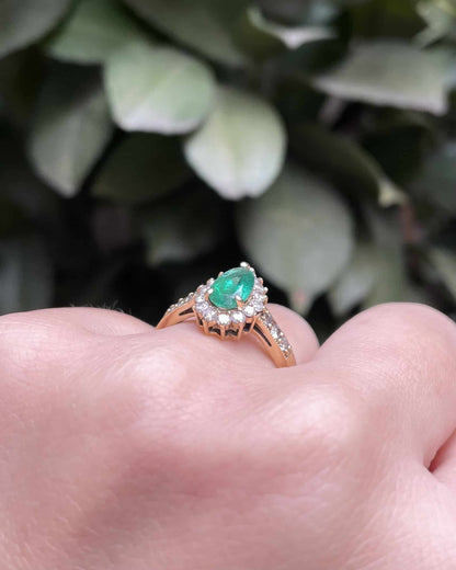 Bague Marguerite Émeraude 0.68 carat &amp; Diamants &quot;Nelia&quot; - Elliade Paris