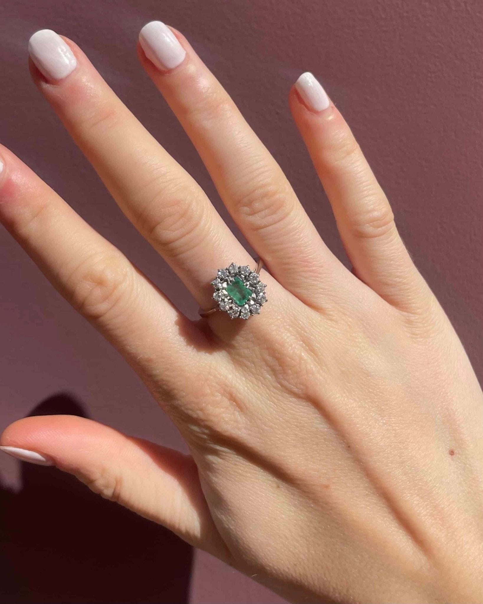 Bague Marguerite Émeraude 0.70 Carat &amp; 12 Diamants "Carolie" - Elliade Paris