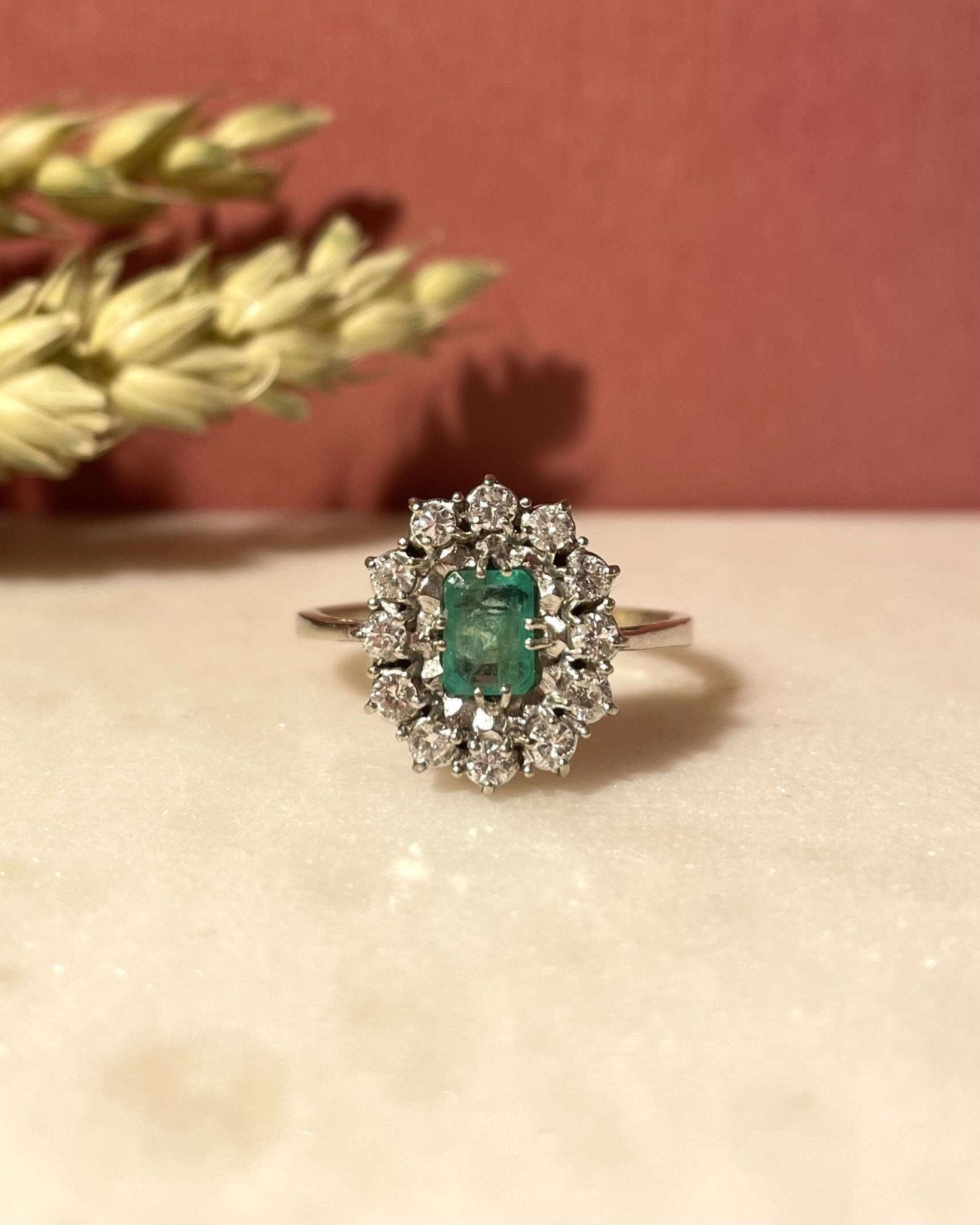 Bague Marguerite Émeraude 0.70 Carat &amp; 12 Diamants "Carolie" - Elliade Paris