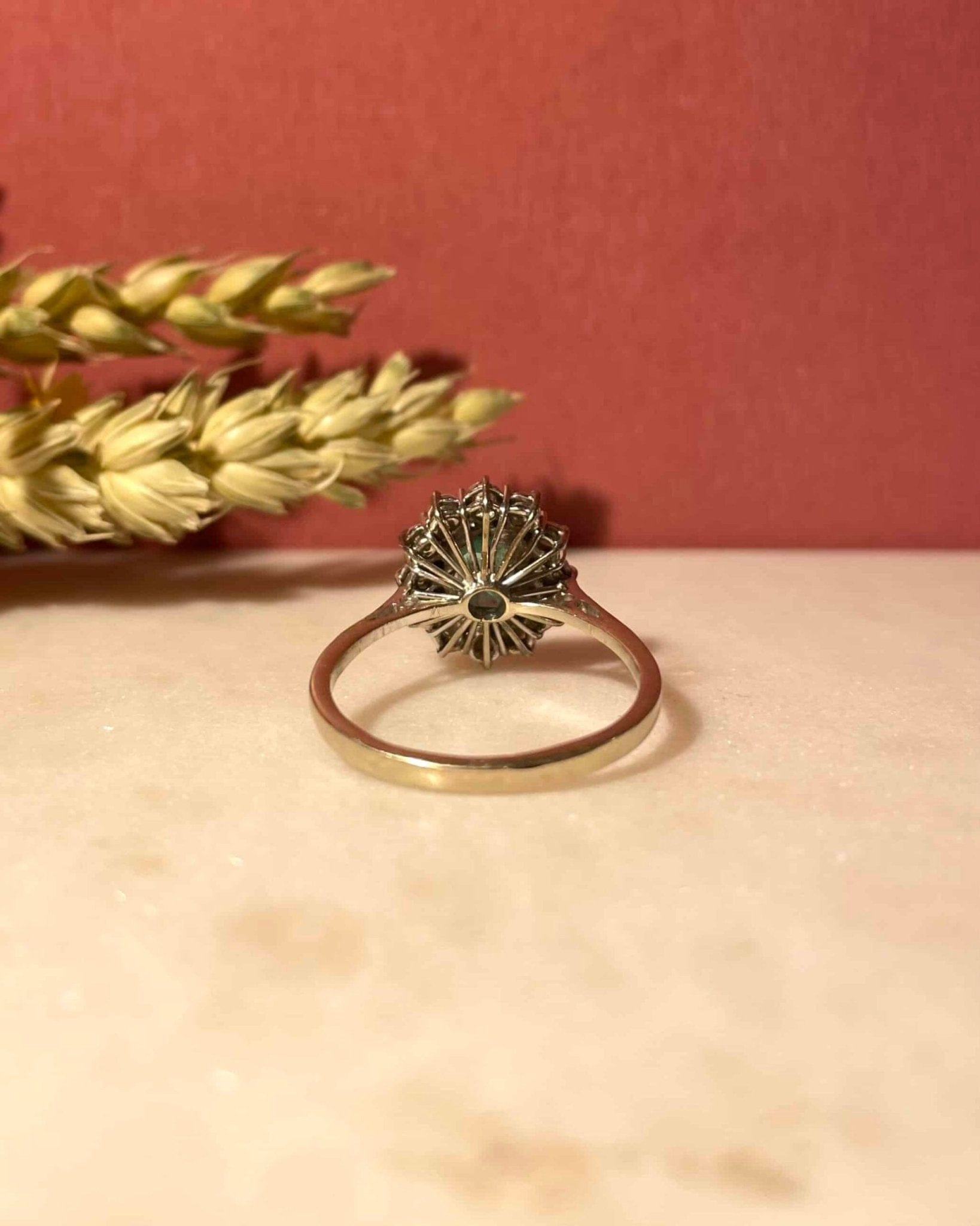 Bague Marguerite Émeraude 0.70 Carat &amp; 12 Diamants "Carolie" - Elliade Paris
