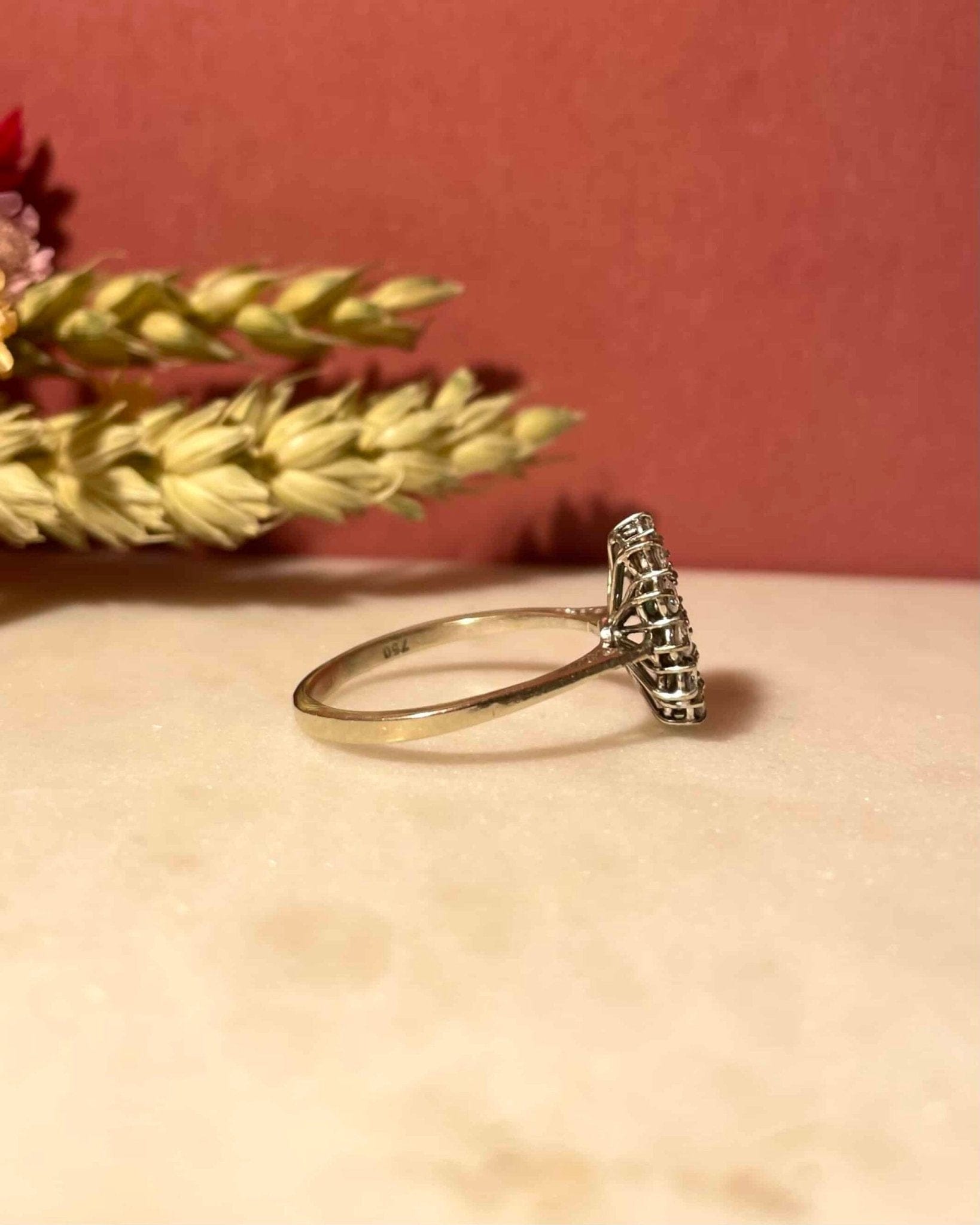 Bague Marguerite Émeraude 0.70 Carat &amp; 12 Diamants "Carolie" - Elliade Paris