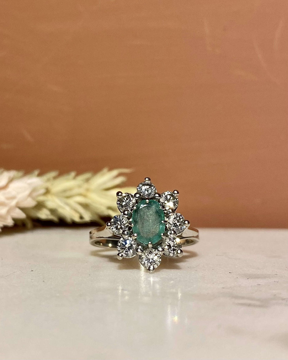 Bague Marguerite Émeraude 0.70 carat &amp; Diamants 0.80 carat &quot;Martha&quot; - Elliade Paris