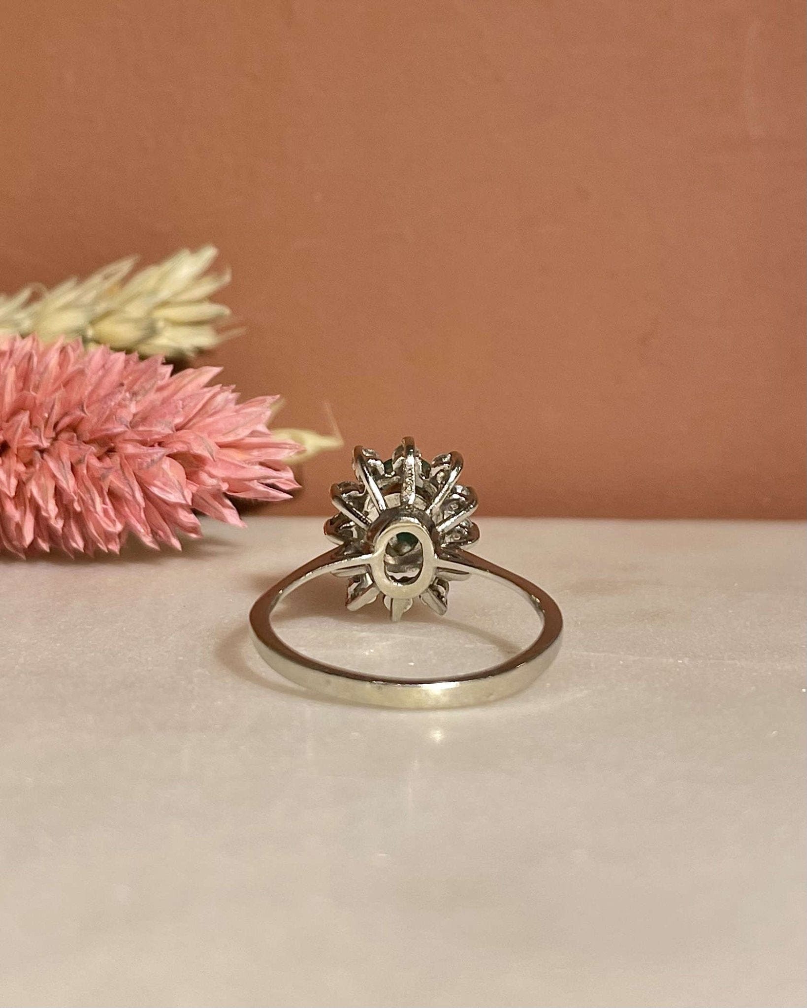 Bague Marguerite Émeraude 0.70 carat &amp; Diamants "Niya" - Elliade Paris