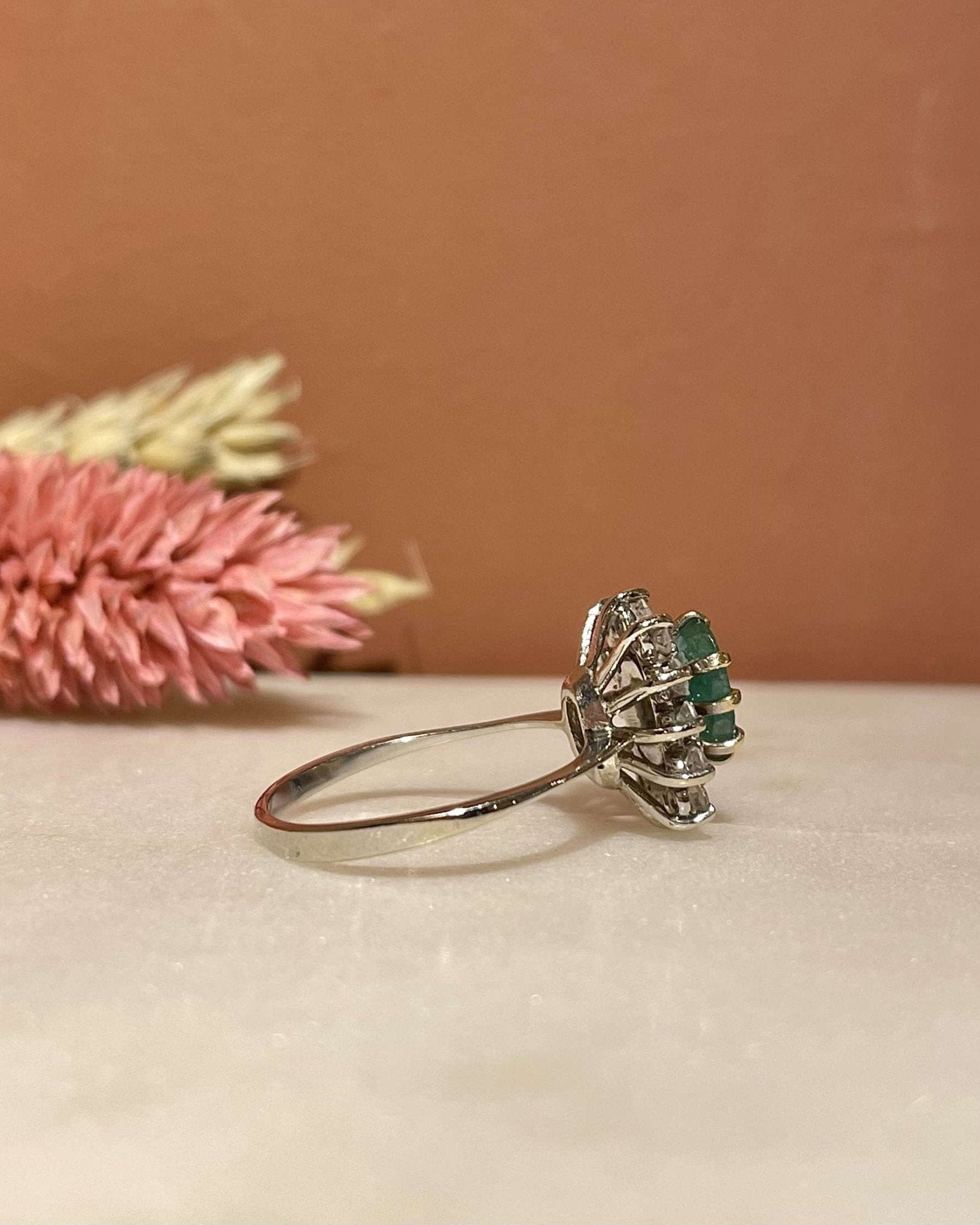 Bague Marguerite Émeraude 0.70 carat &amp; Diamants "Niya" - Elliade Paris