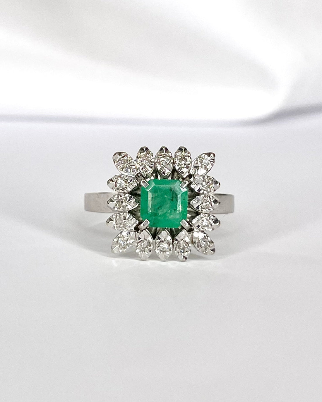 Bague Marguerite Émeraude 0.70 carat &amp; Diamants "Olinka" - Elliade Paris