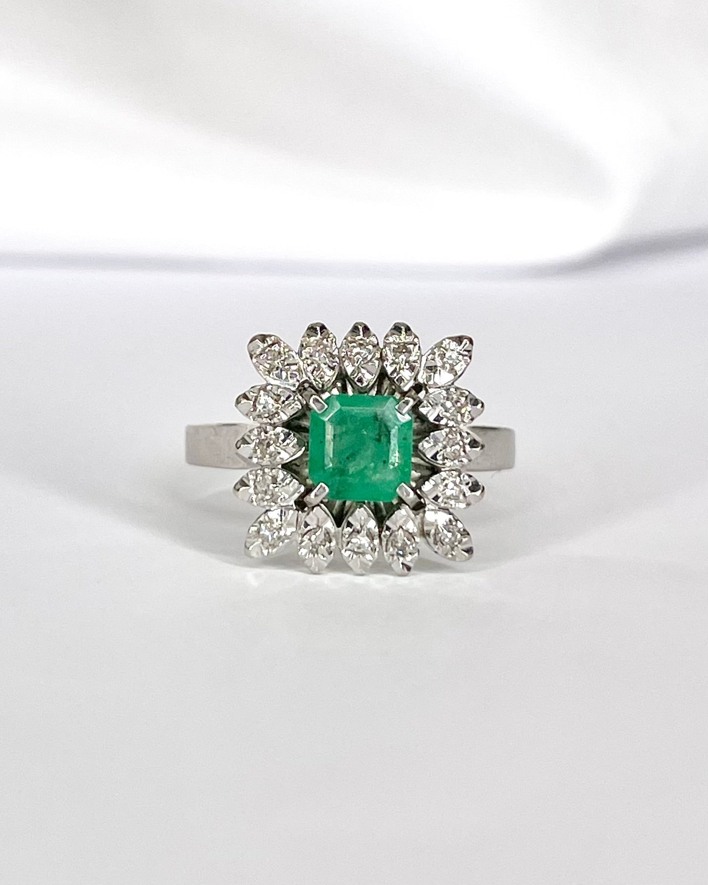 Bague Marguerite Émeraude 0.70 carat &amp; Diamants "Olinka" - Elliade Paris