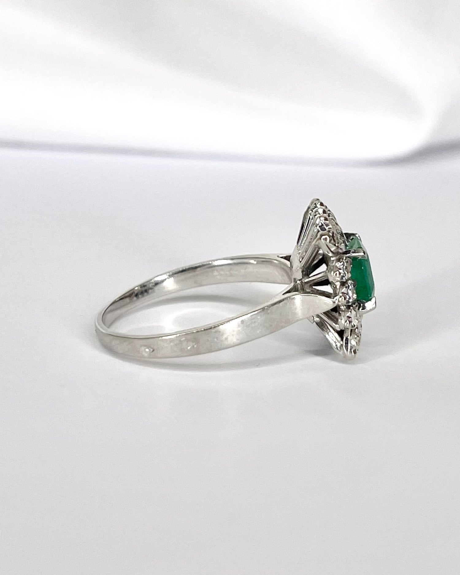 Bague Marguerite Émeraude 0.70 carat &amp; Diamants "Olinka" - Elliade Paris