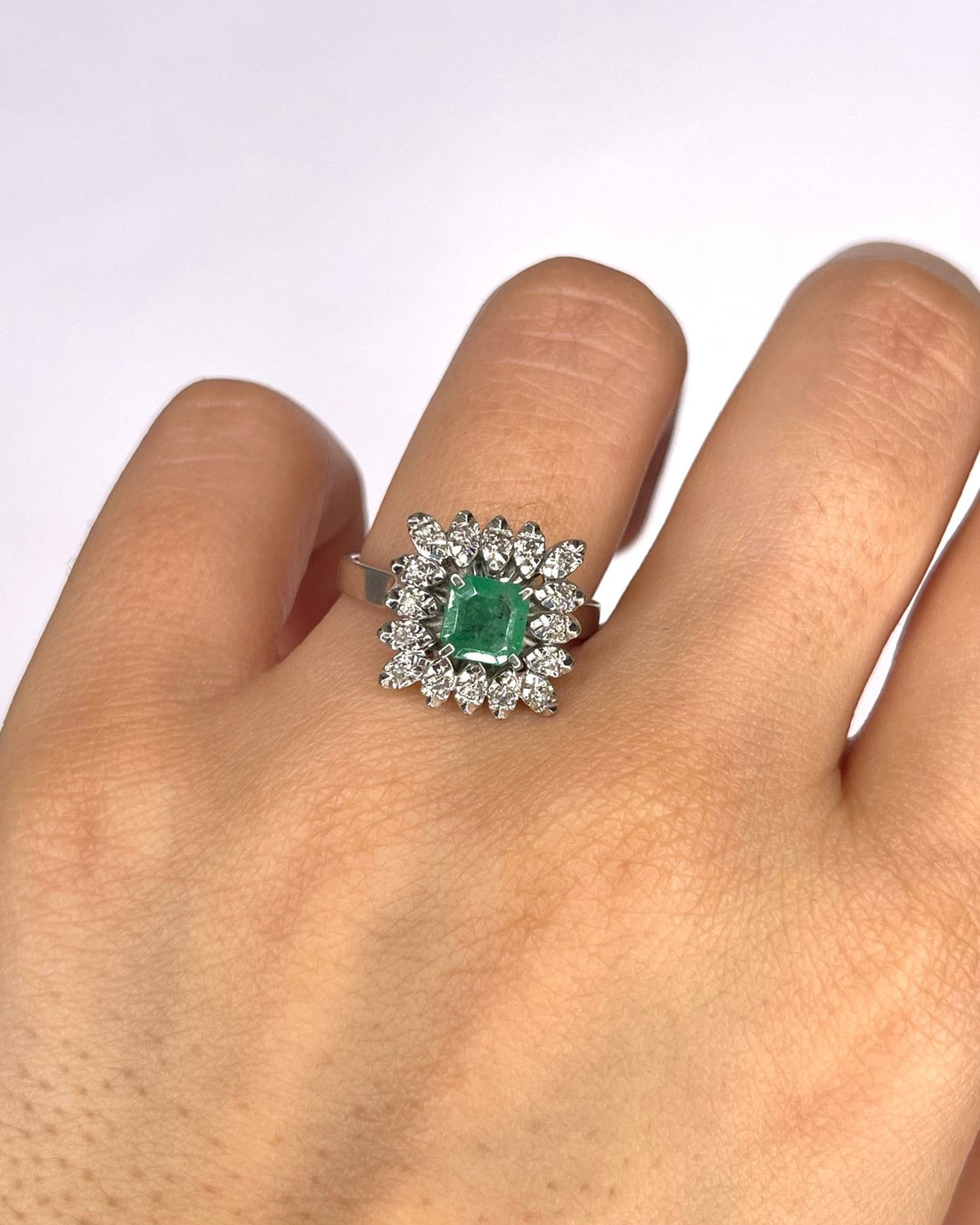 Bague Marguerite Émeraude 0.70 carat &amp; Diamants "Olinka" - Elliade Paris