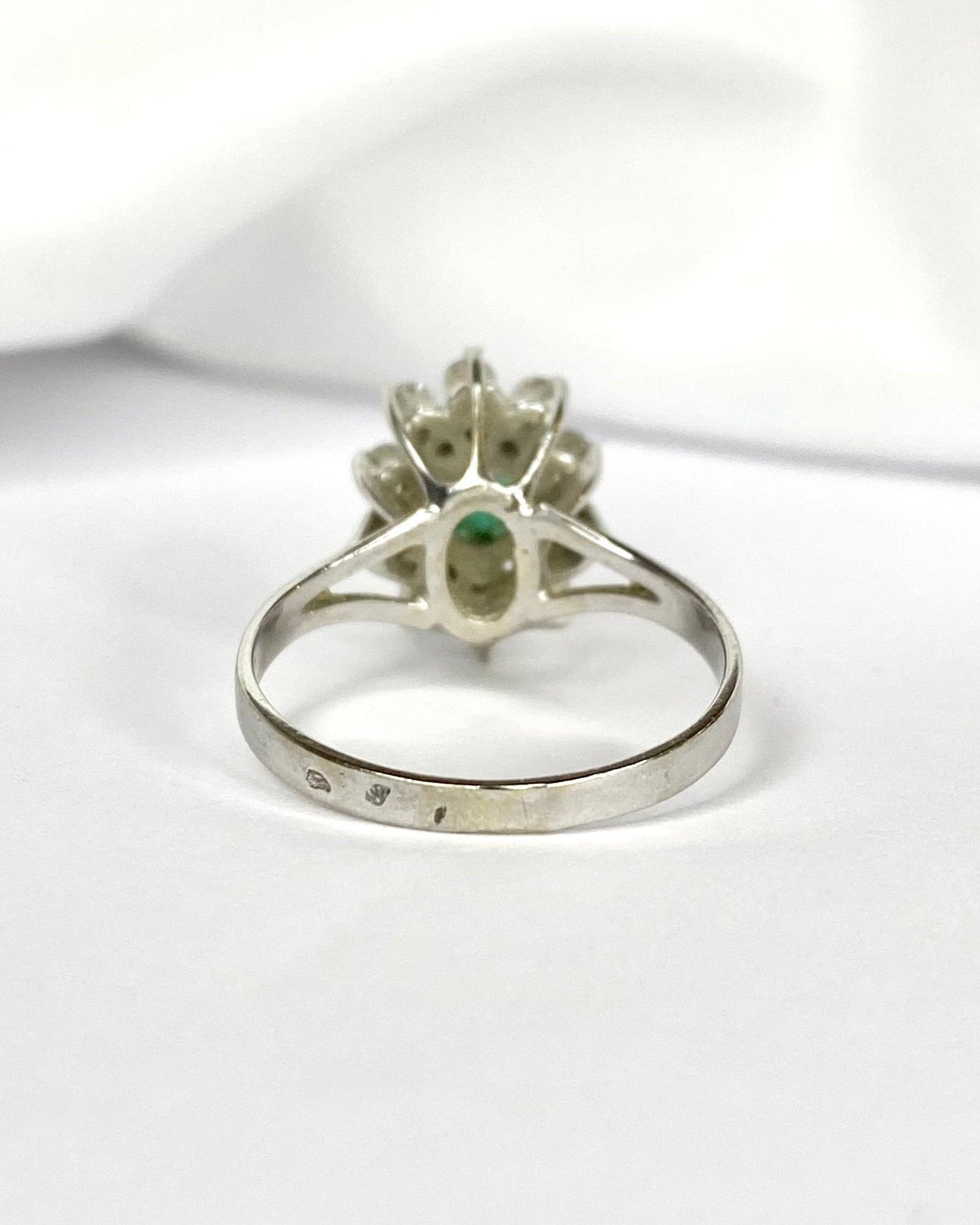 Bague Marguerite Émeraude 0.72 carat &amp; Diamants 0.35 carat "Anna" - Elliade Paris