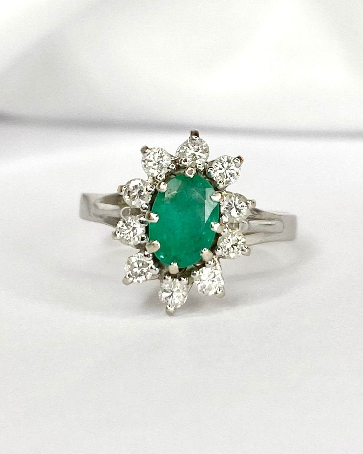 Bague Marguerite Émeraude 0.72 carat &amp; Diamants 0.35 carat "Anna" - Elliade Paris