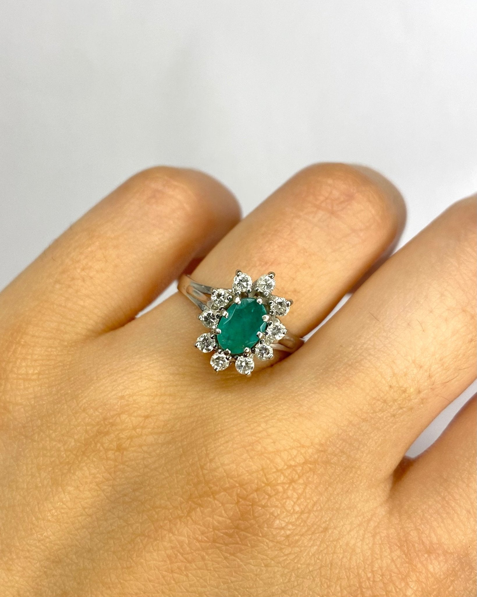 Bague Marguerite Émeraude 0.72 carat &amp; Diamants 0.35 carat "Anna" - Elliade Paris