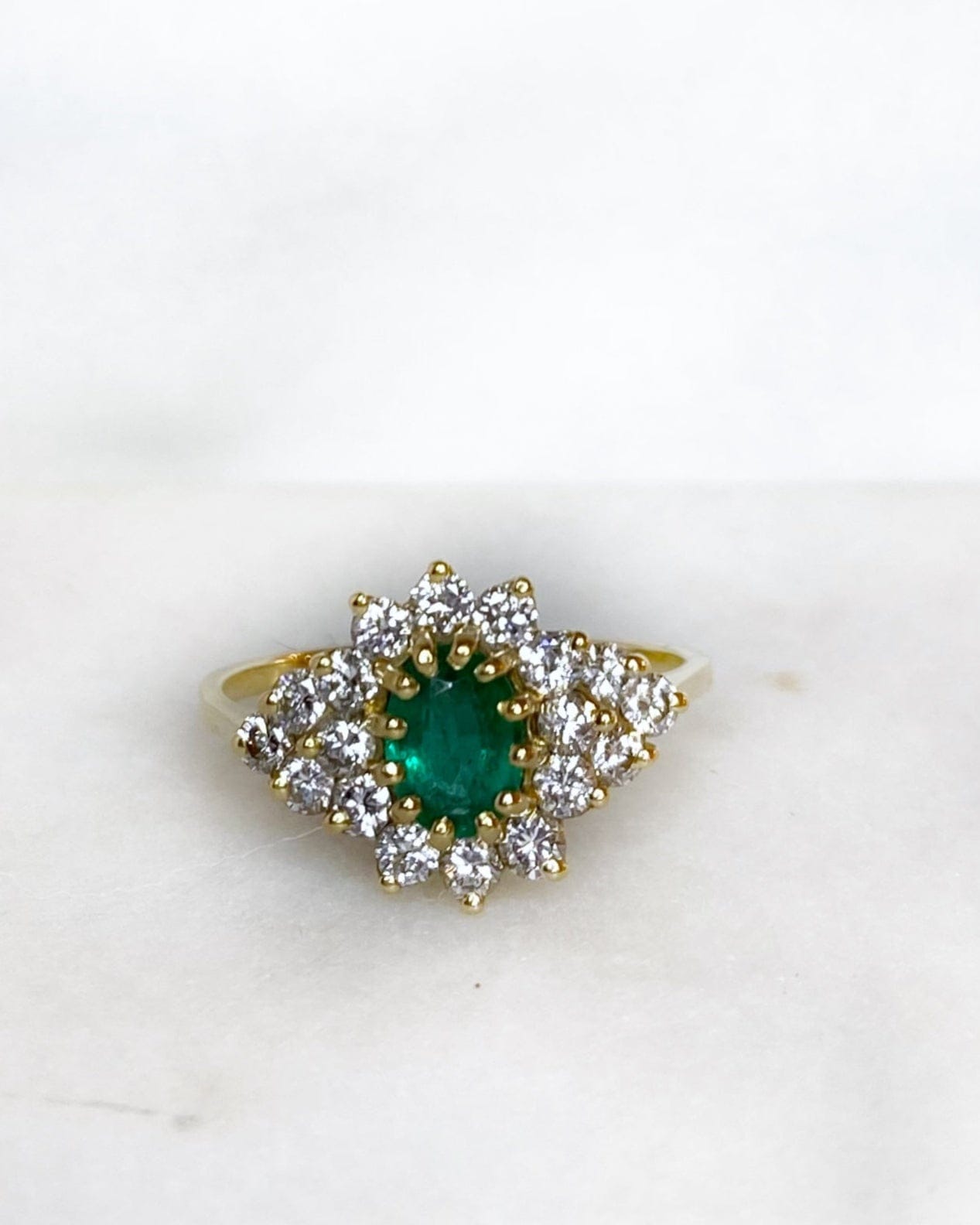 Bague Marguerite Émeraude 0.72 carat &amp; Diamants "Aliona" - Elliade Paris