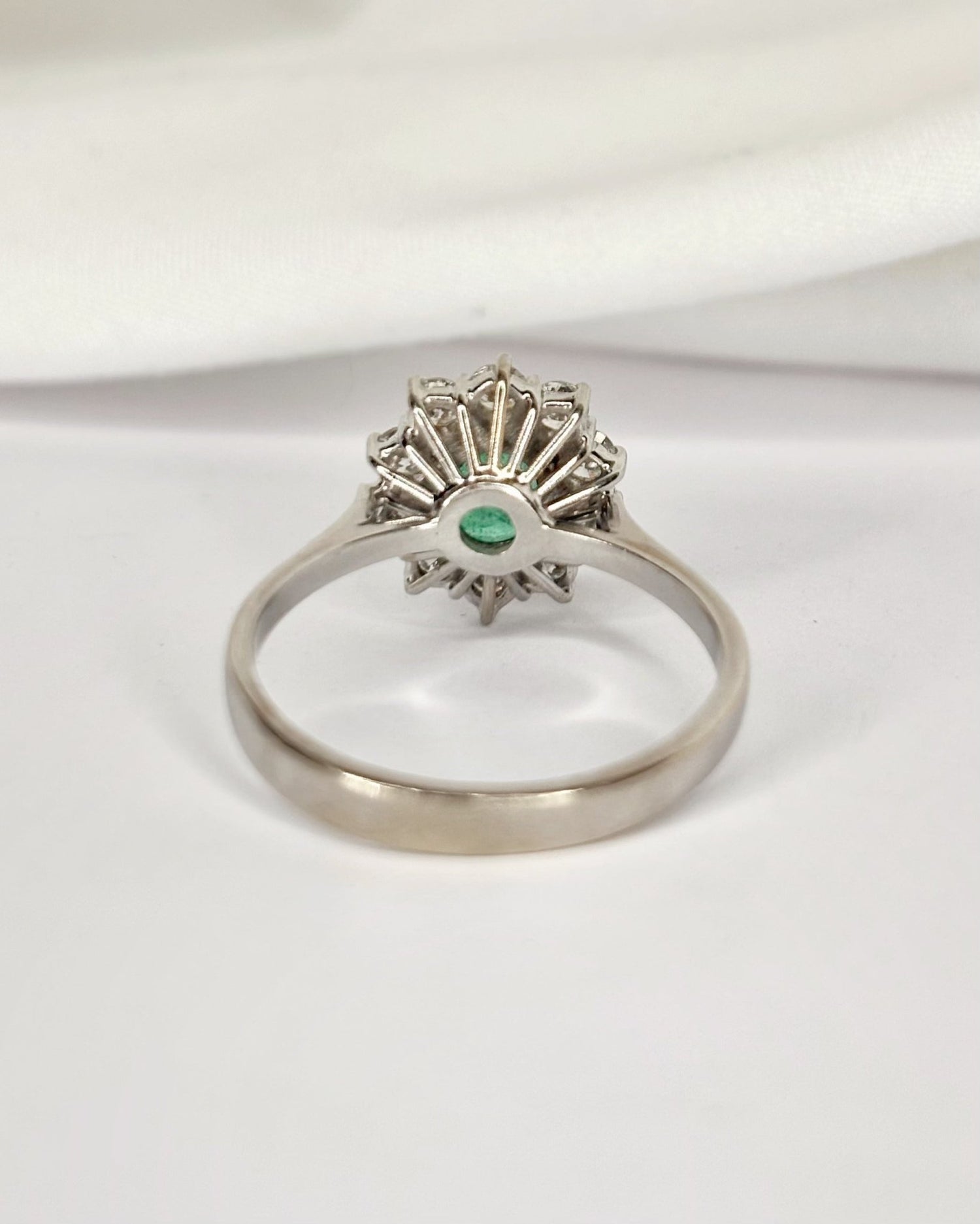Bague Marguerite Émeraude 0.73 carat &amp; Diamants 0.60 carat "Georgia" - Elliade Paris