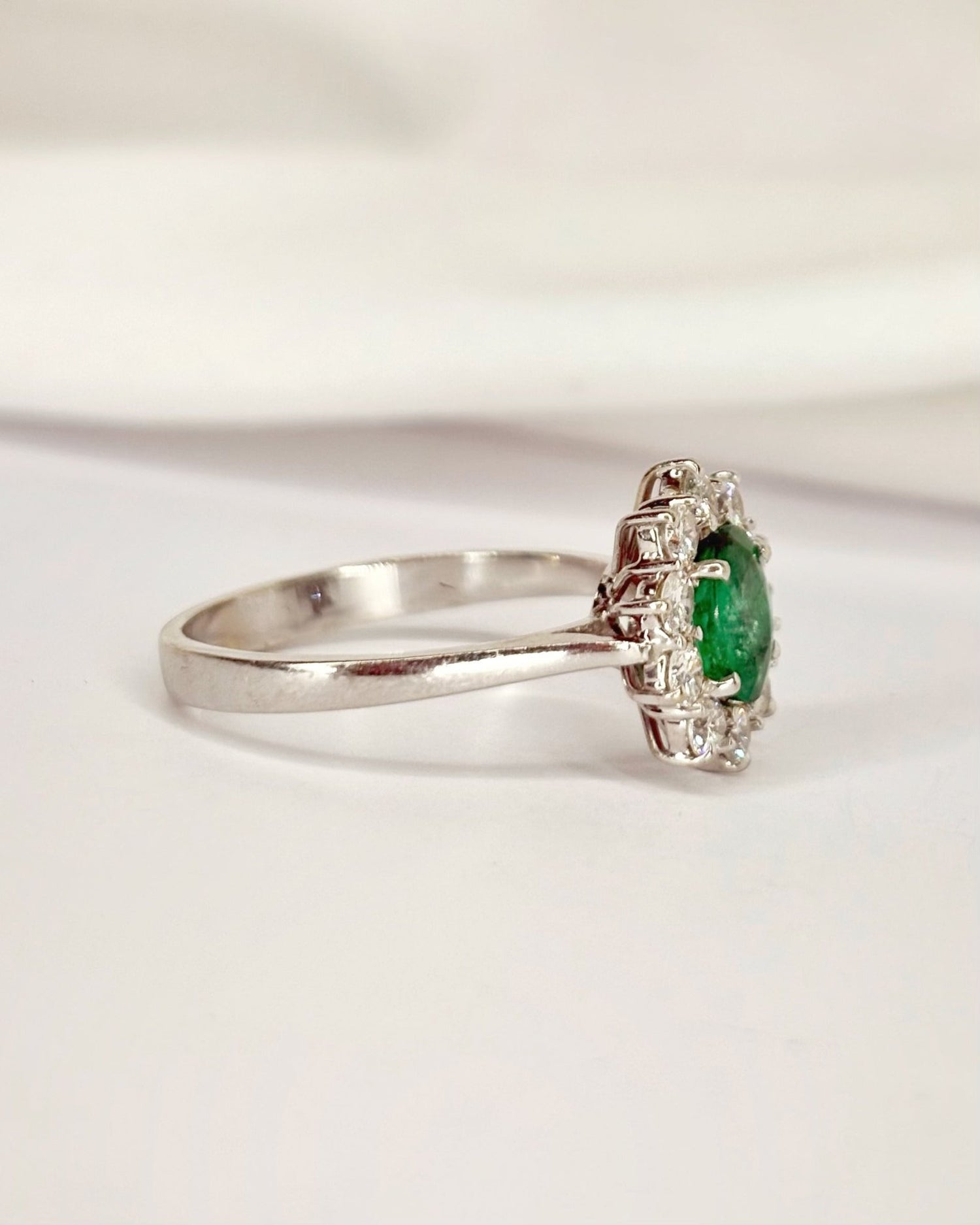 Bague Marguerite Émeraude 0.73 carat &amp; Diamants 0.60 carat "Georgia" - Elliade Paris