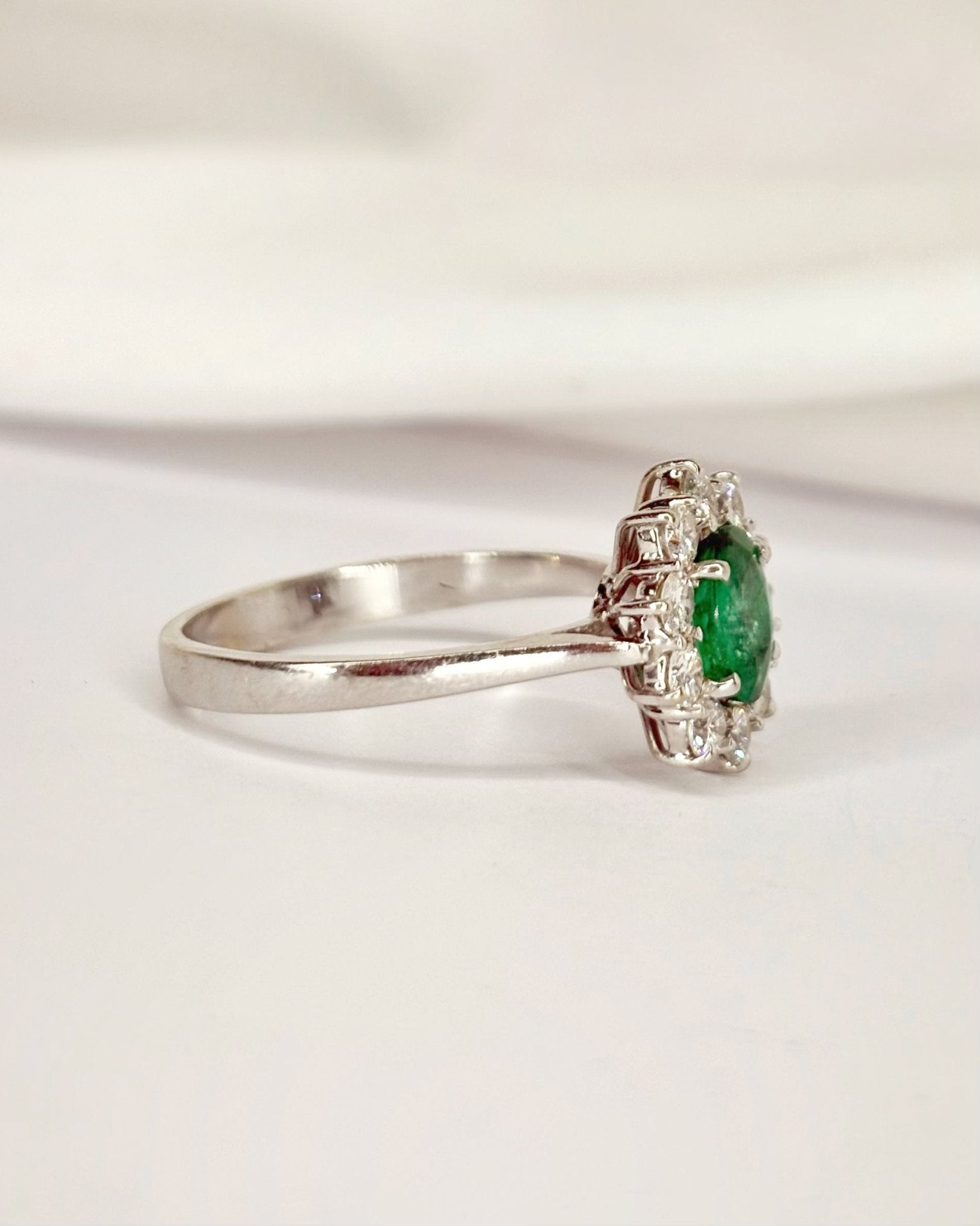 Bague Marguerite Émeraude 0.73 carat &amp; Diamants 0.60 carat "Georgia" - Elliade Paris