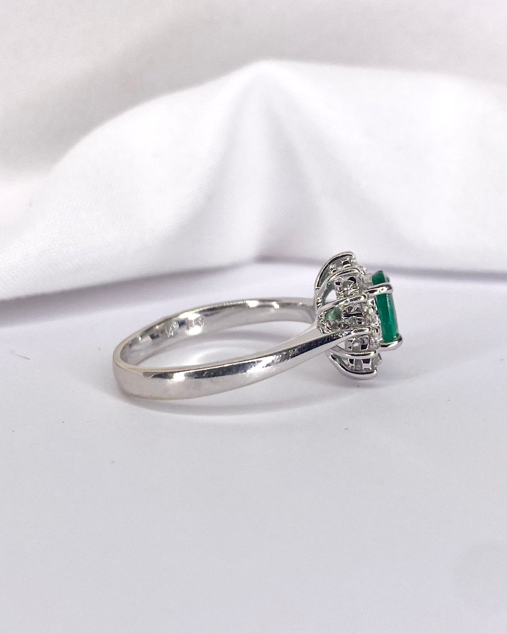 Bague Marguerite Émeraude 0.74 carat &amp; Diamants "Federica" - Elliade Paris