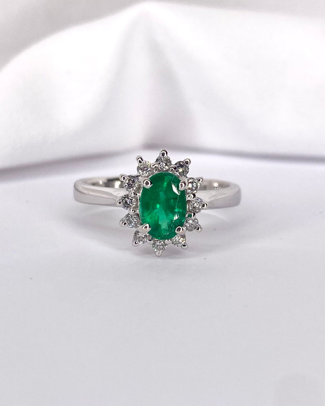 Bague Marguerite Émeraude 0.74 carat &amp; Diamants &quot;Federica&quot; - Elliade Paris