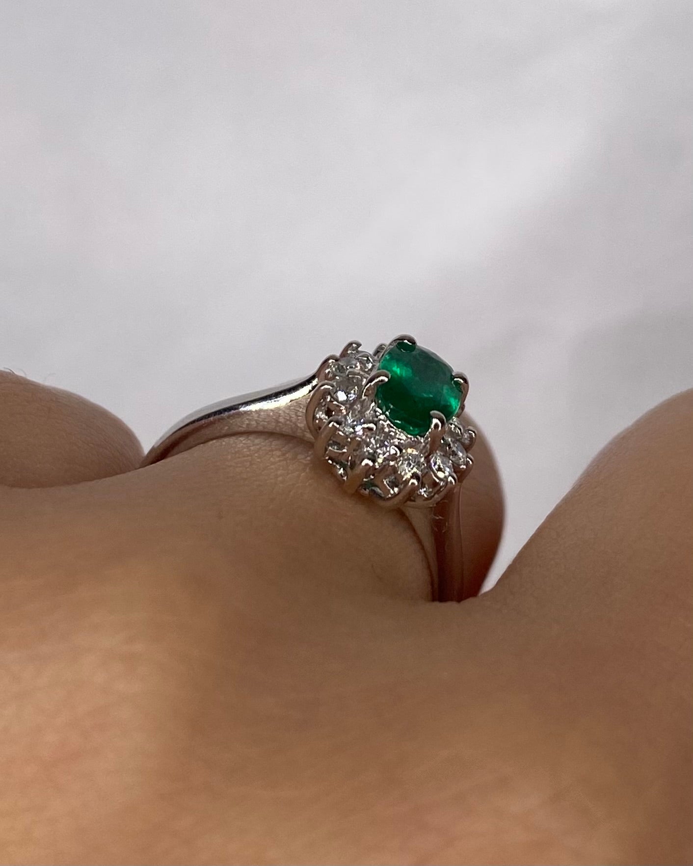 Bague Marguerite Émeraude 0.74 carat &amp; Diamants "Federica" - Elliade Paris