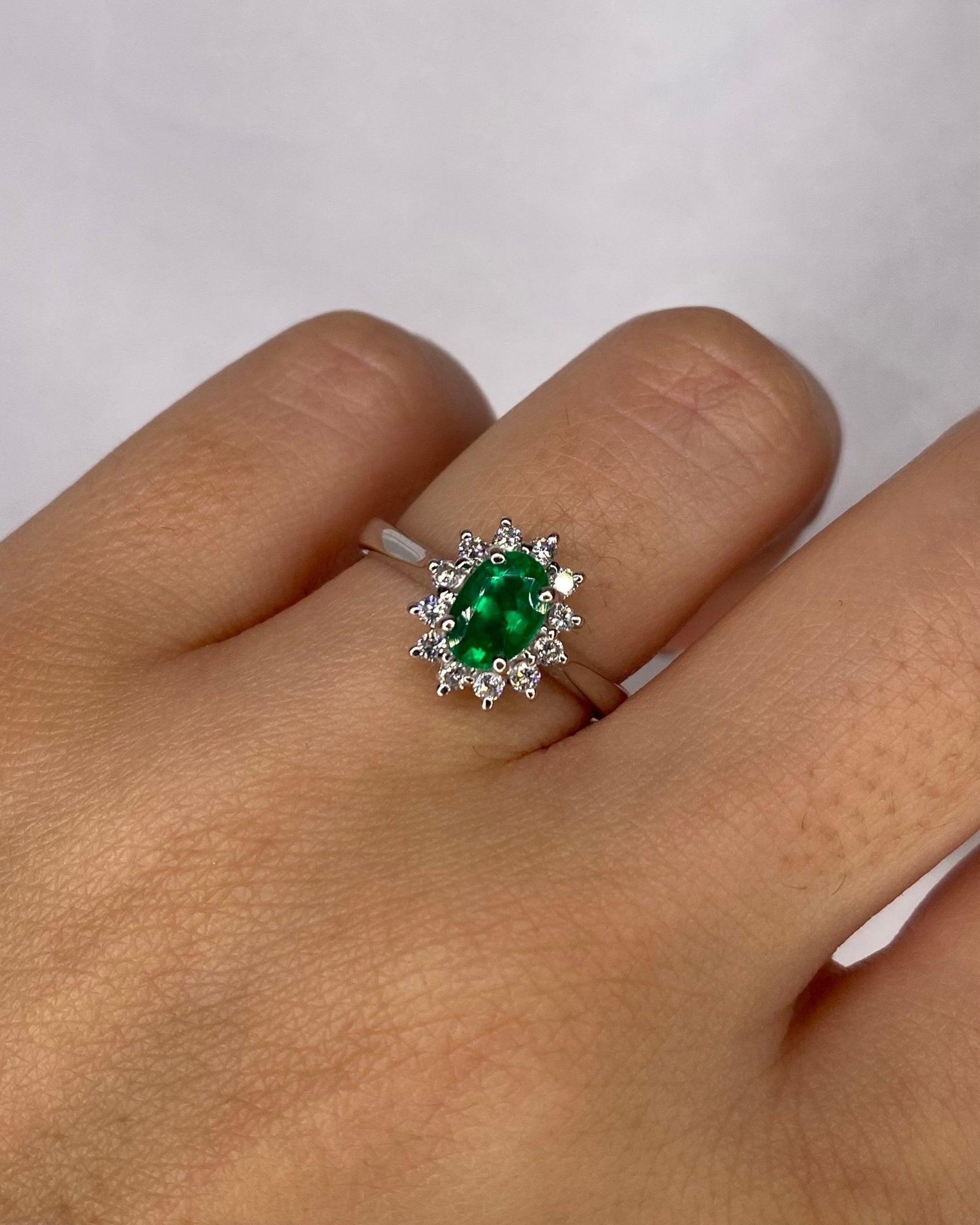 Bague Marguerite Émeraude 0.74 carat &amp; Diamants "Federica" - Elliade Paris