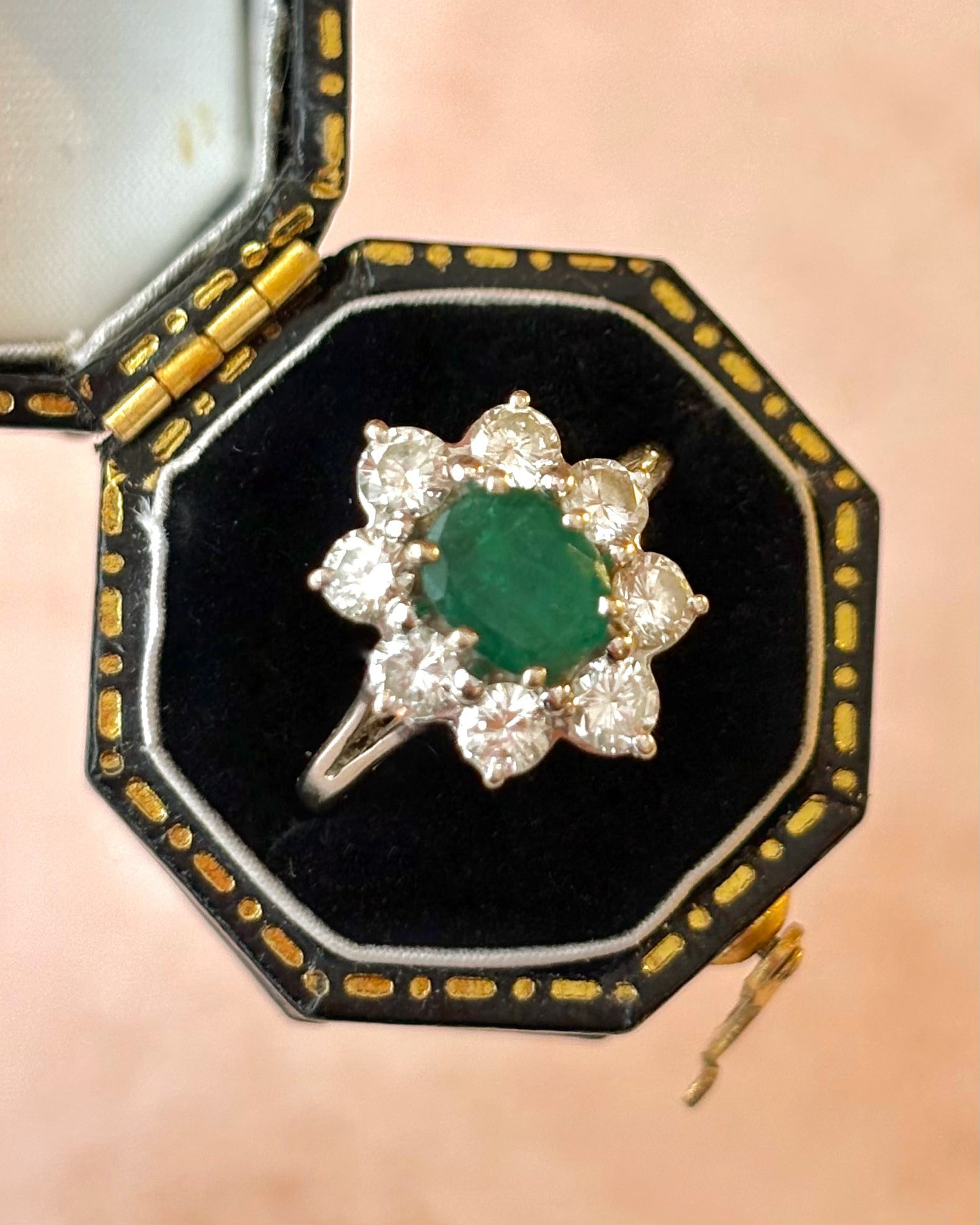 Bague Marguerite Émeraude 0.75 carat &amp; Diamants 0.80 carat "Théa" - Elliade Paris
