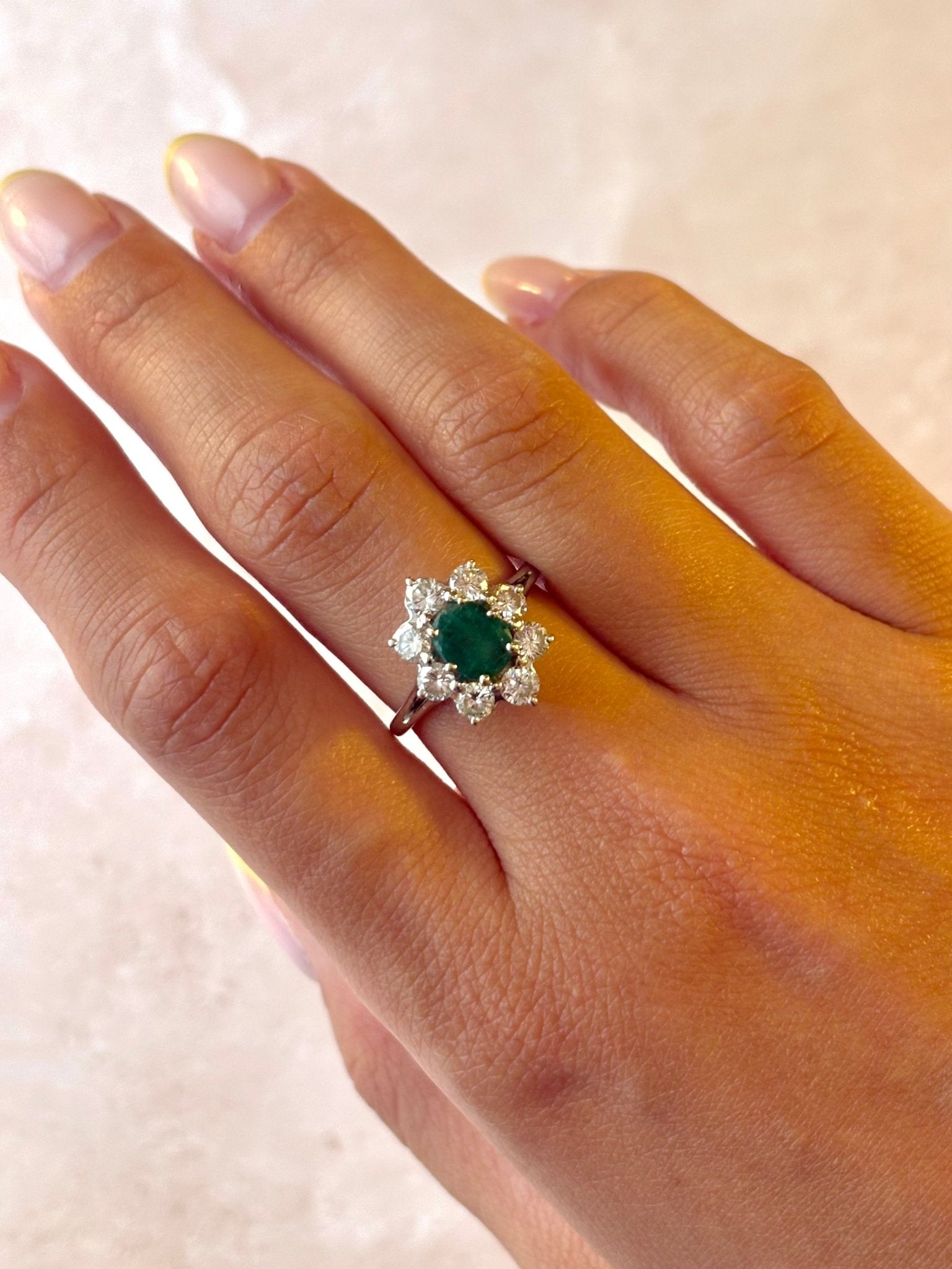 Bague Marguerite Émeraude 0.75 carat &amp; Diamants 0.80 carat "Théa" - Elliade Paris