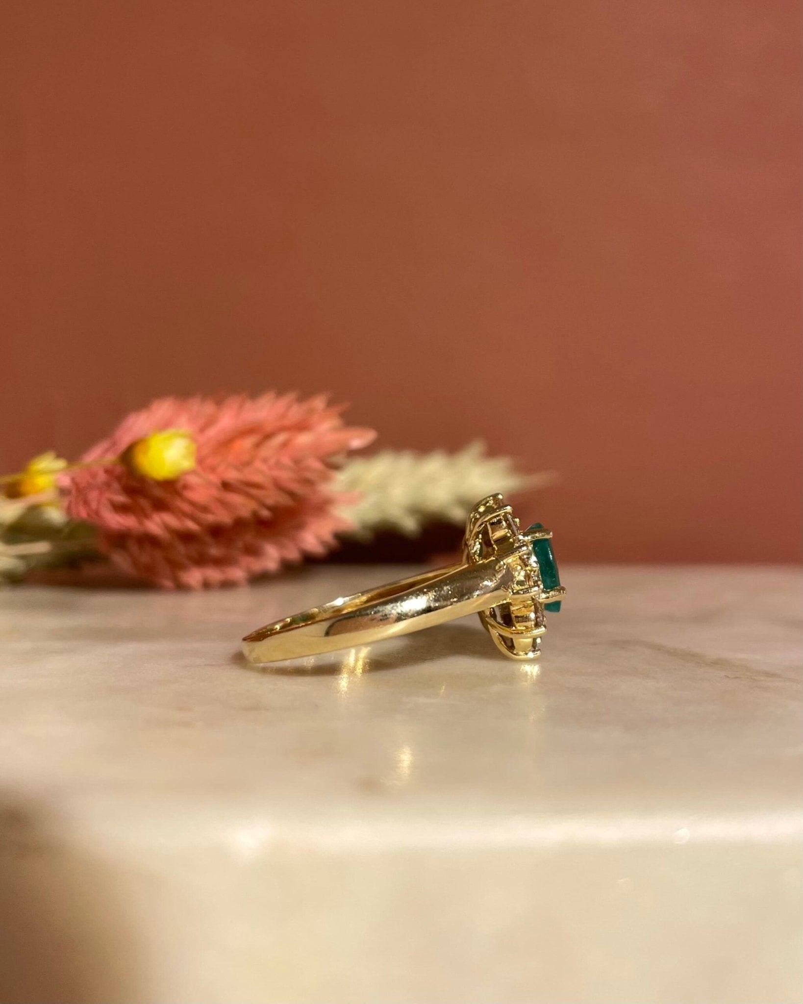 Bague Marguerite Émeraude 0.75 carat &amp; Diamants "Maelia" - Elliade Paris