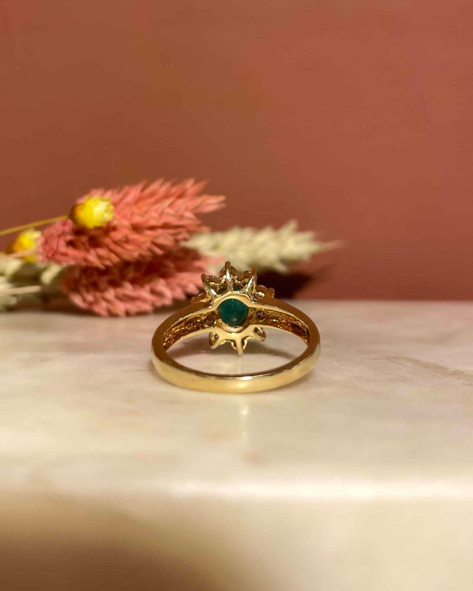 Bague Marguerite Émeraude 0.75 carat &amp; Diamants "Maelia" - Elliade Paris