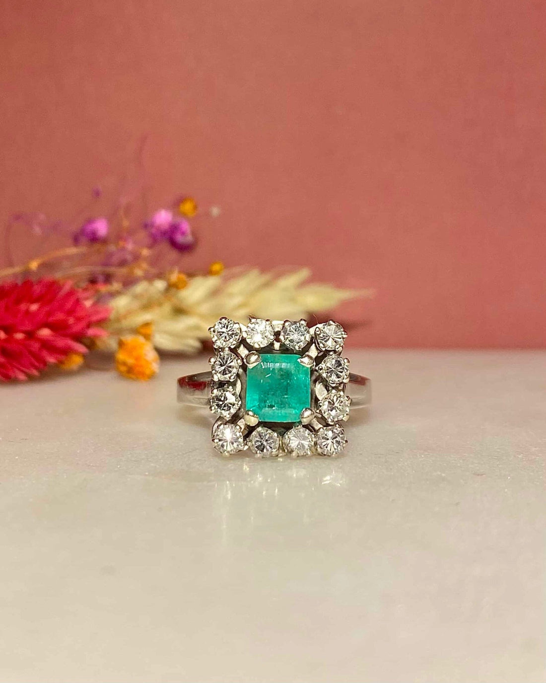 Bague Marguerite Émeraude 0.75 carat &amp; Diamants &quot;Sherine&quot; - Elliade Paris
