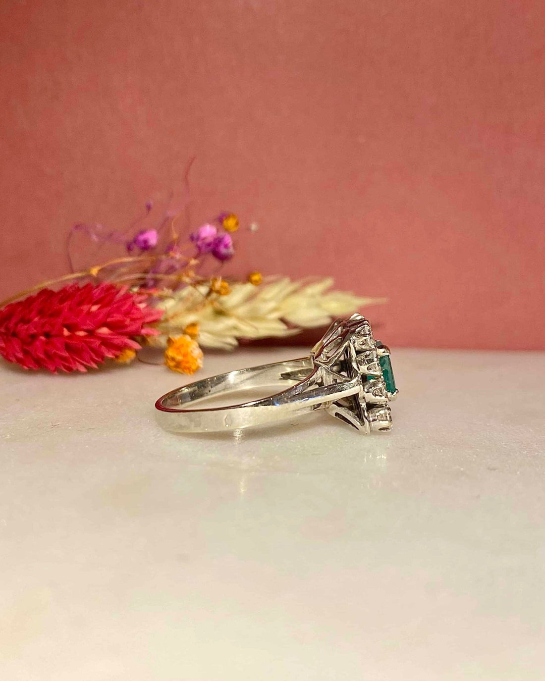 Bague Marguerite Émeraude 0.75 carat &amp; Diamants &quot;Sherine&quot; - Elliade Paris