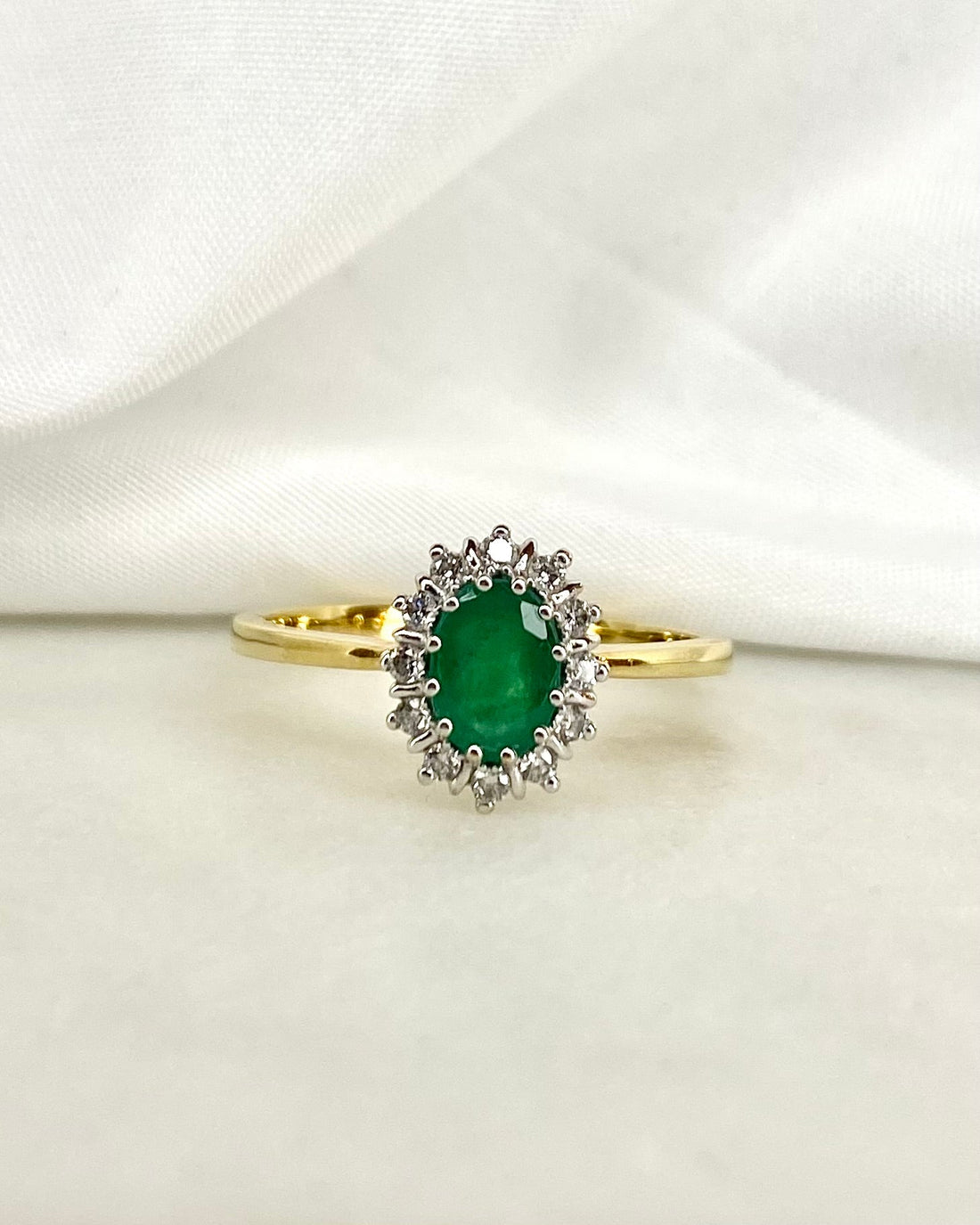 Bague Marguerite Émeraude 0.76 carat &amp; 12 Diamants &quot;Selma&quot; - Elliade Paris