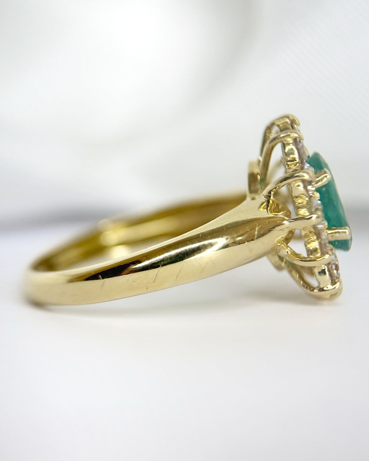 Bague Marguerite Émeraude 0.76 carat &amp; Diamants 0.48 carat "Eglantine" - Elliade Paris