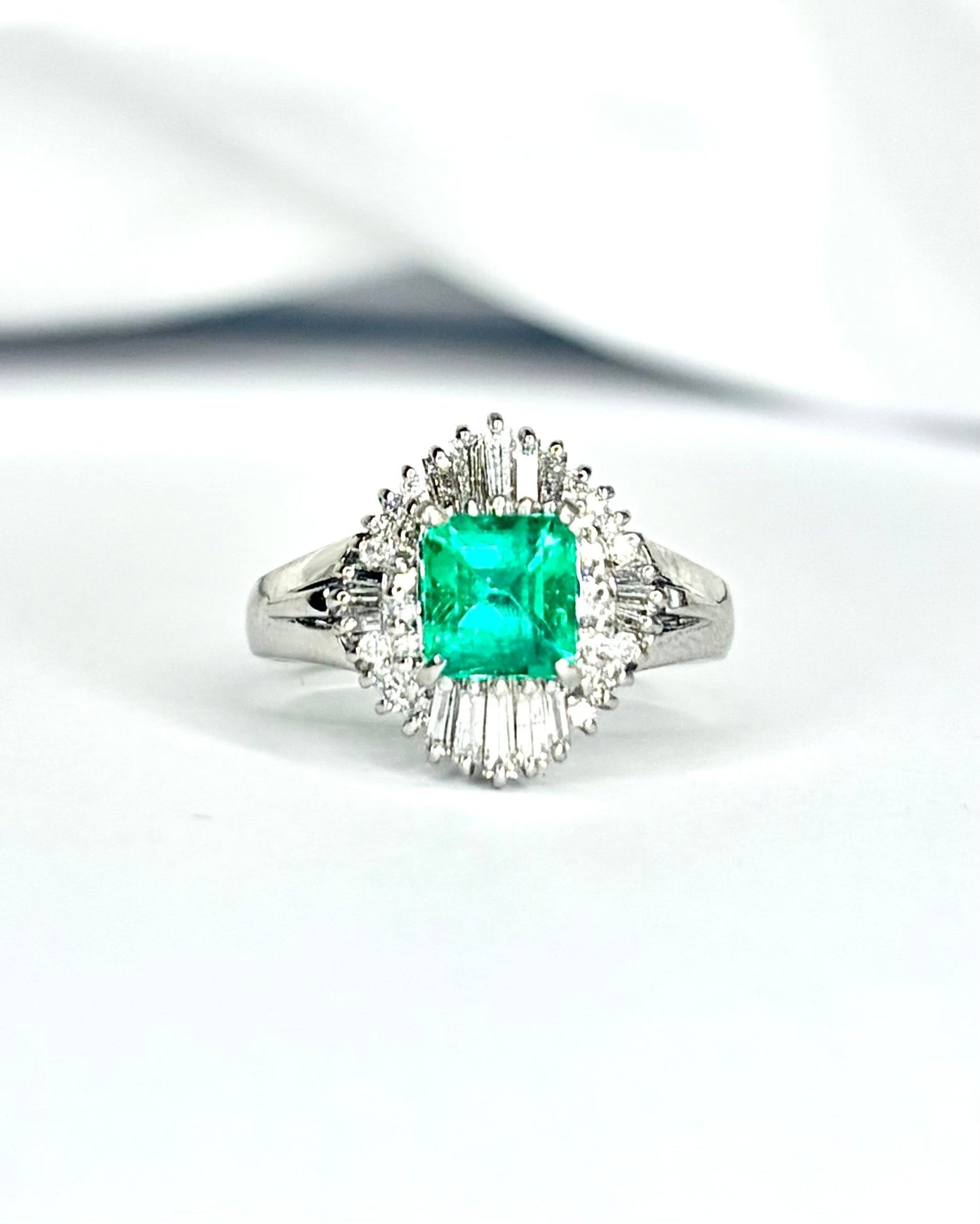 Bague Marguerite Émeraude 0.78 carat &amp; 44 Diamants "Amalia" - Elliade Paris