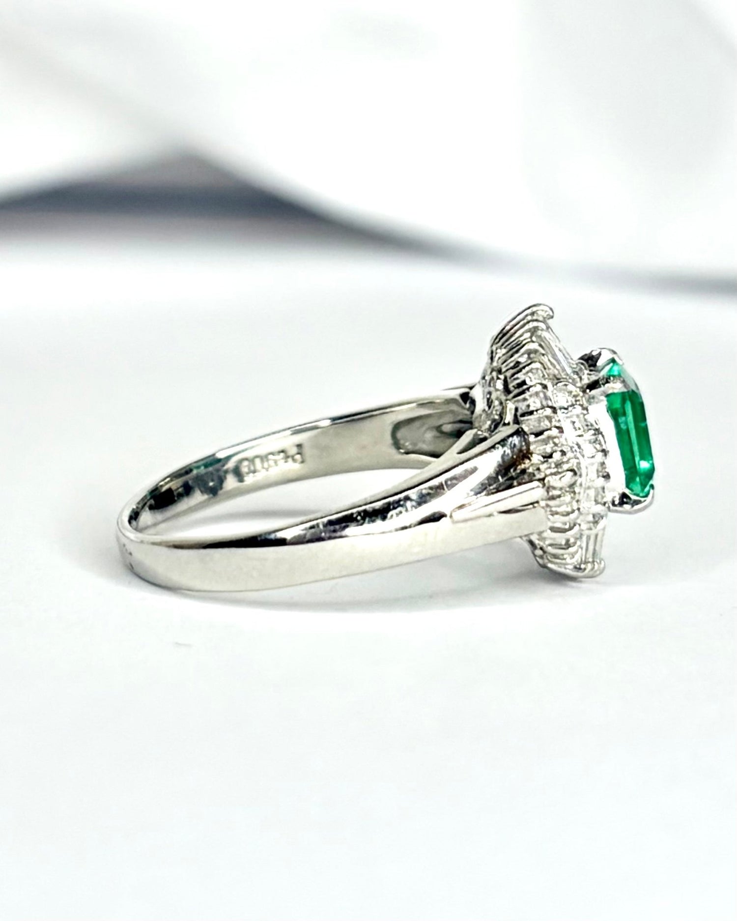 Bague Marguerite Émeraude 0.78 carat &amp; 44 Diamants "Amalia" - Elliade Paris