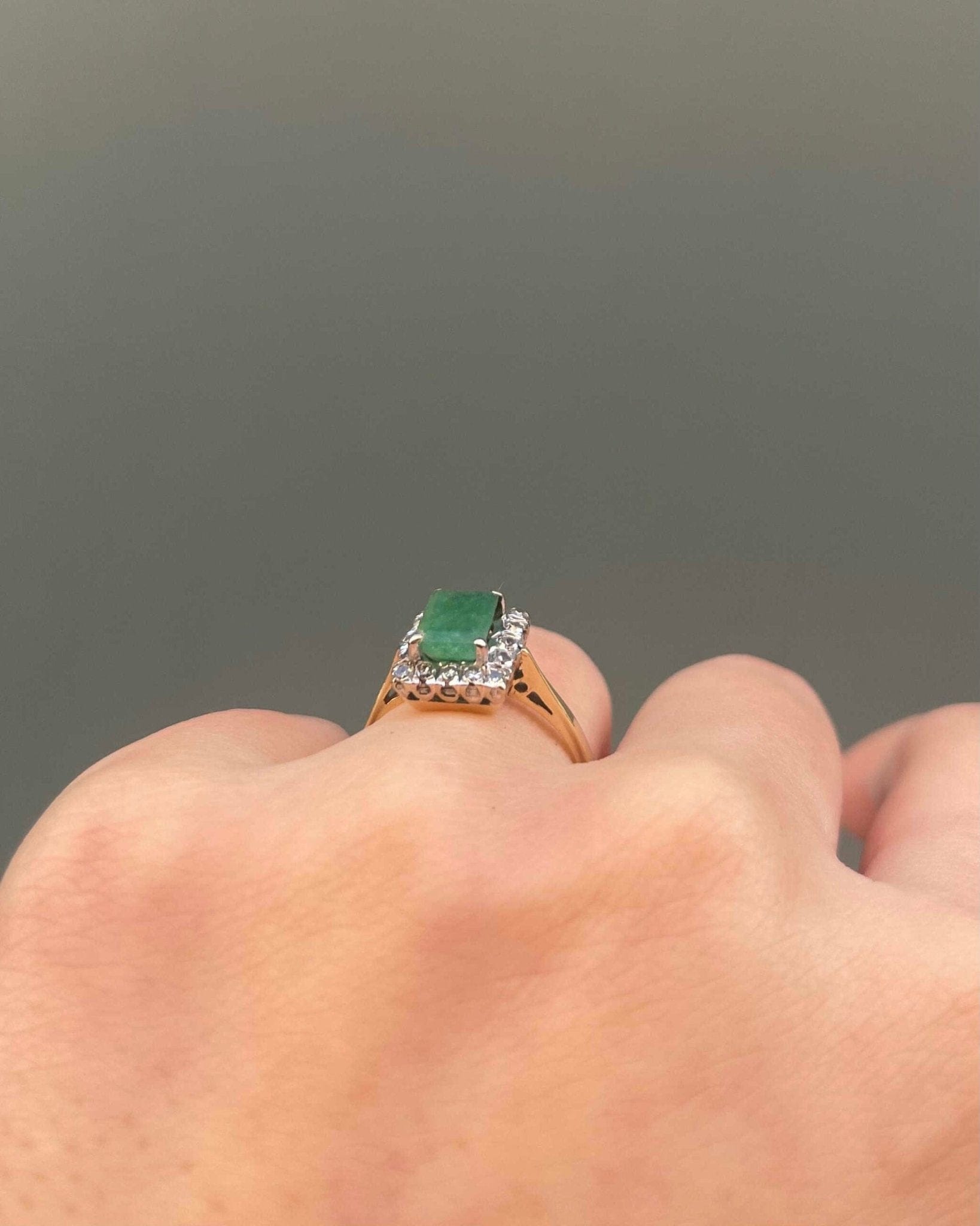 Bague Marguerite Émeraude 0.80 Carat &amp; 16 Diamants "Emmy" - Elliade Paris