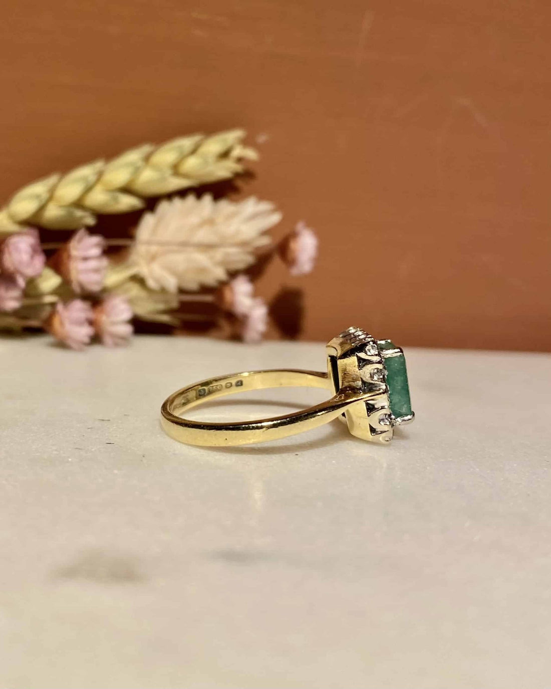 Bague Marguerite Émeraude 0.80 Carat &amp; 16 Diamants &quot;Emmy&quot; - Elliade Paris