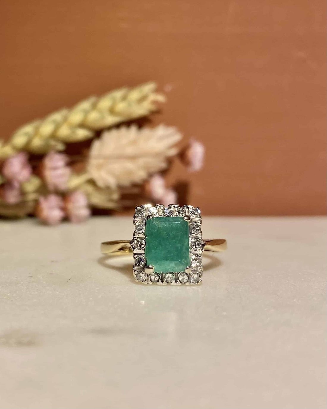 Bague Marguerite Émeraude 0.80 Carat &amp; 16 Diamants &quot;Emmy&quot; - Elliade Paris