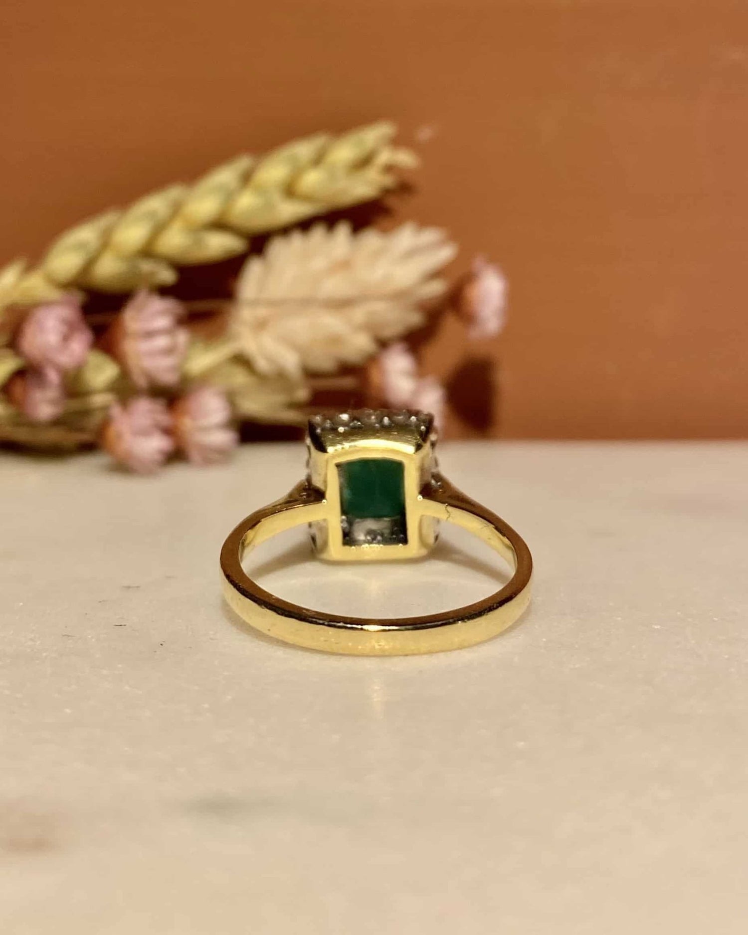 Bague Marguerite Émeraude 0.80 Carat &amp; 16 Diamants &quot;Emmy&quot; - Elliade Paris