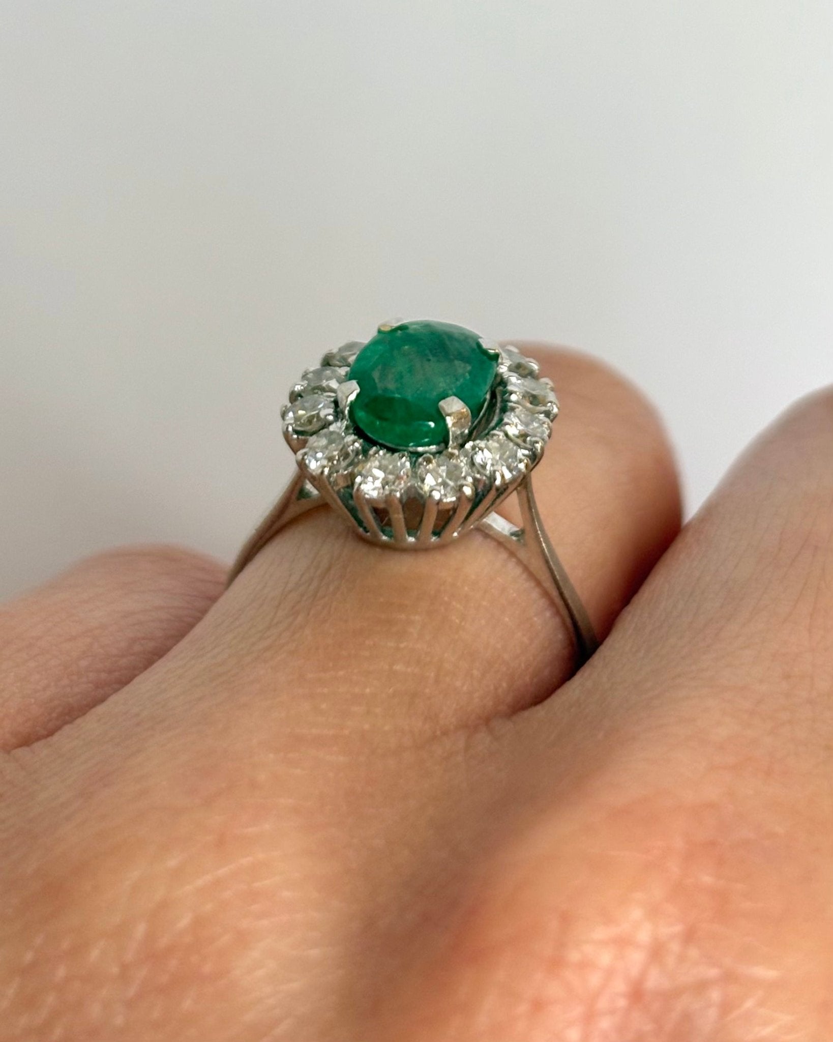 Bague Marguerite Émeraude 0.80 carat &amp; Diamants 0.36 carat "Holly" - Elliade Paris