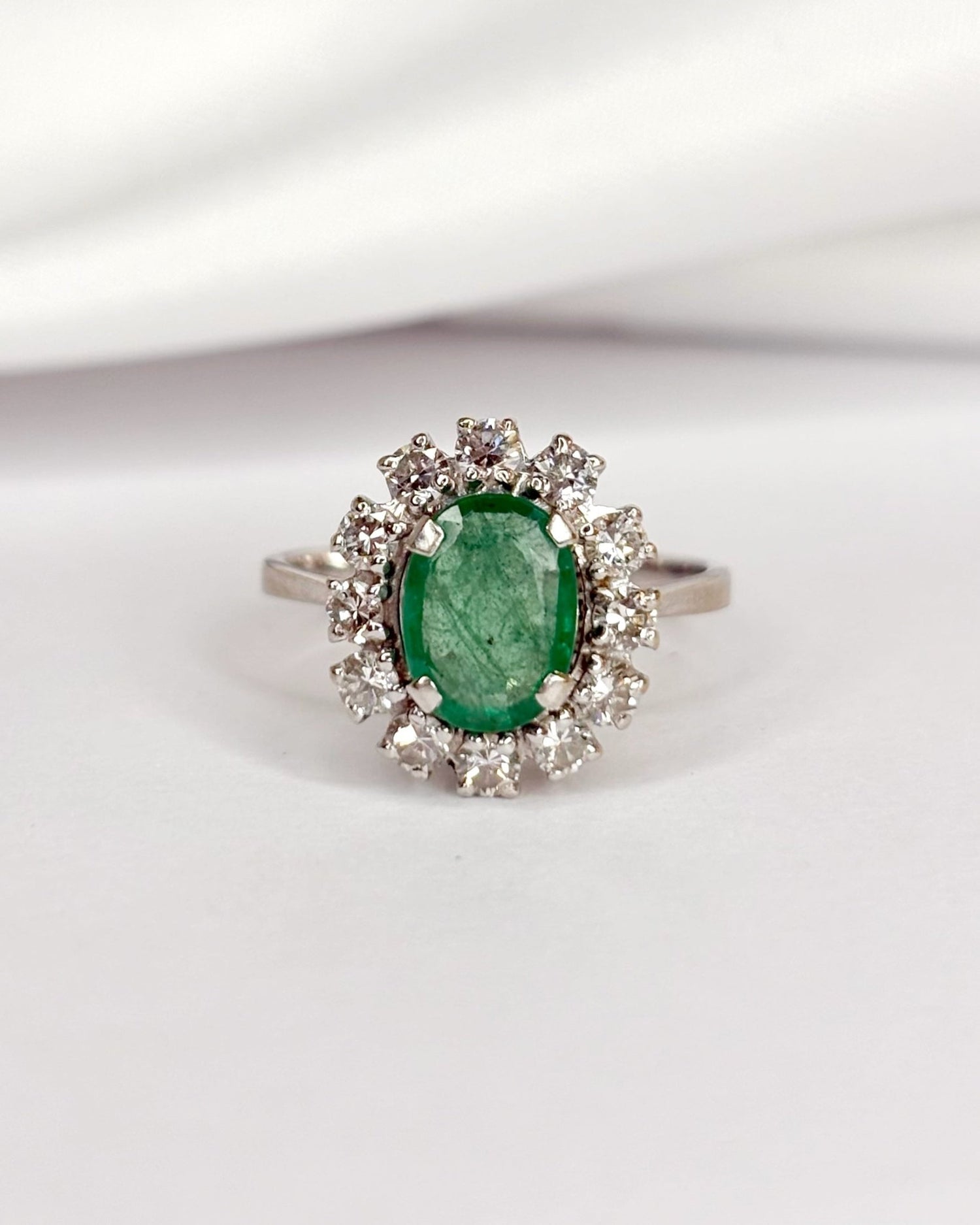 Bague Marguerite Émeraude 0.80 carat &amp; Diamants 0.36 carat "Holly" - Elliade Paris