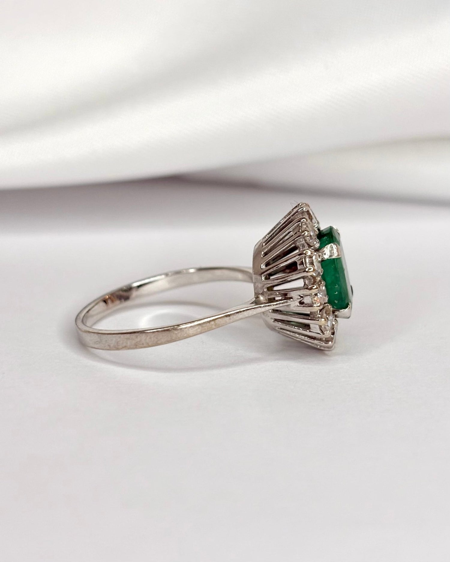 Bague Marguerite Émeraude 0.80 carat &amp; Diamants 0.36 carat "Holly" - Elliade Paris