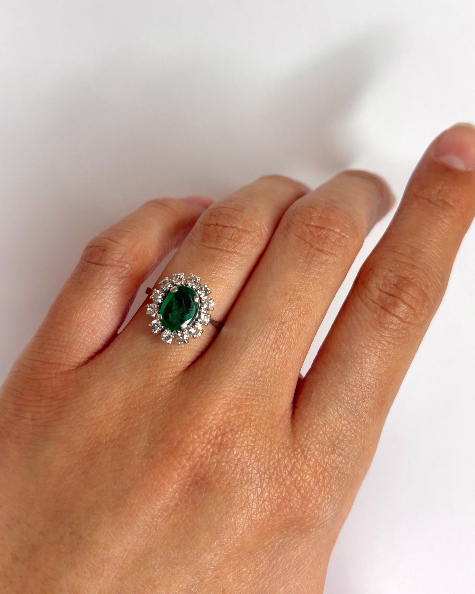 Bague Marguerite Émeraude 0.80 carat &amp; Diamants 0.36 carat "Holly" - Elliade Paris