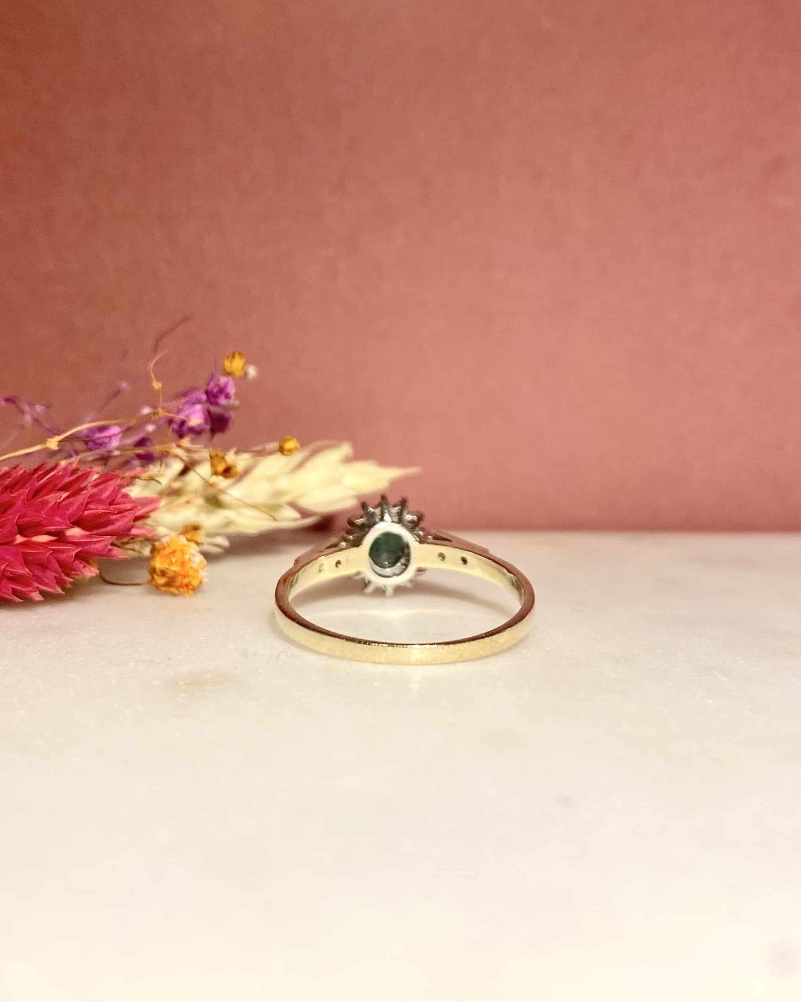 Bague Marguerite Émeraude 0.80 carat &amp; Diamants 0.50 carat &quot;Salima&quot; - Elliade Paris