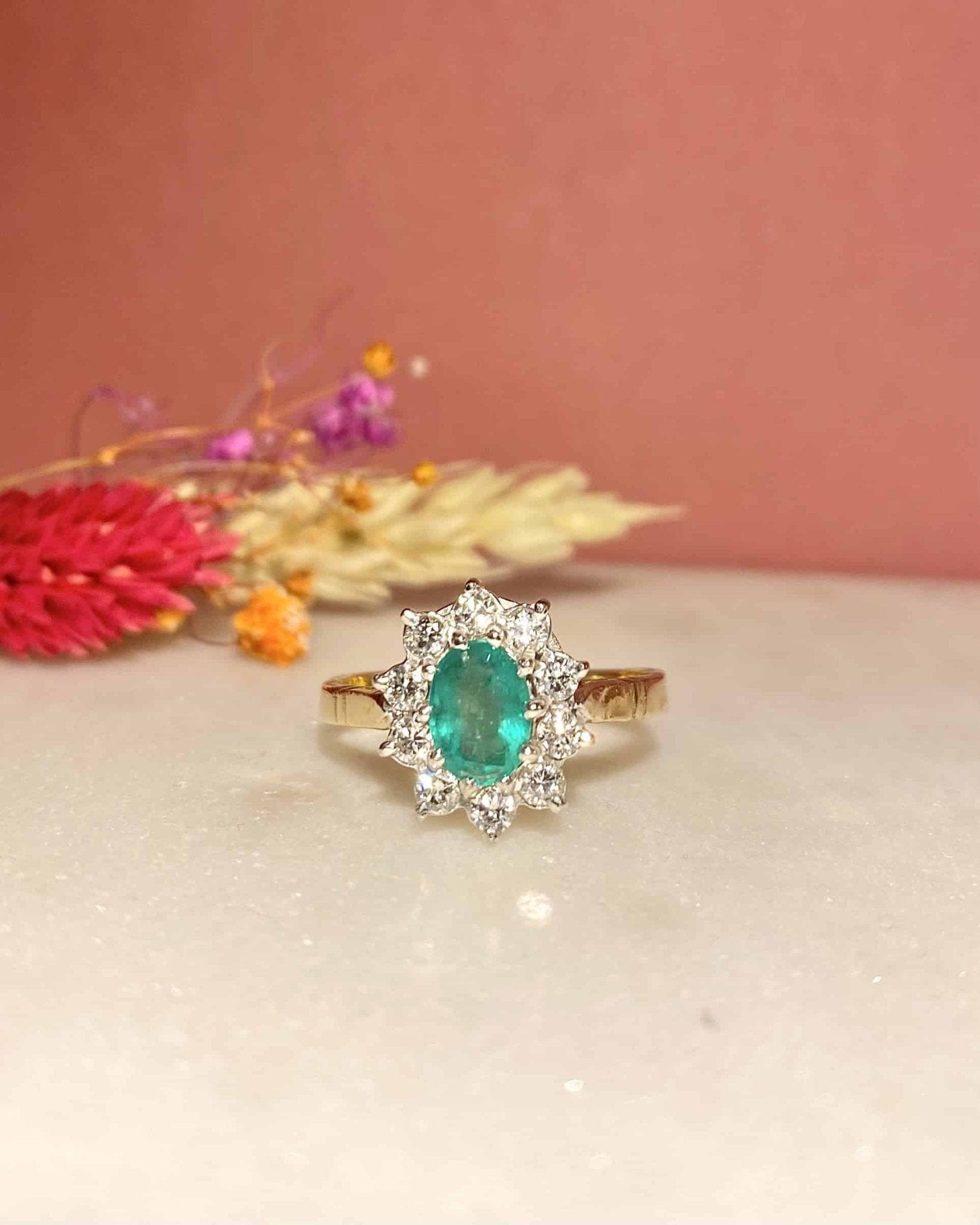 Bague Marguerite Émeraude 0.80 carat &amp; Diamants 0.50 carat "Salima" - Elliade Paris