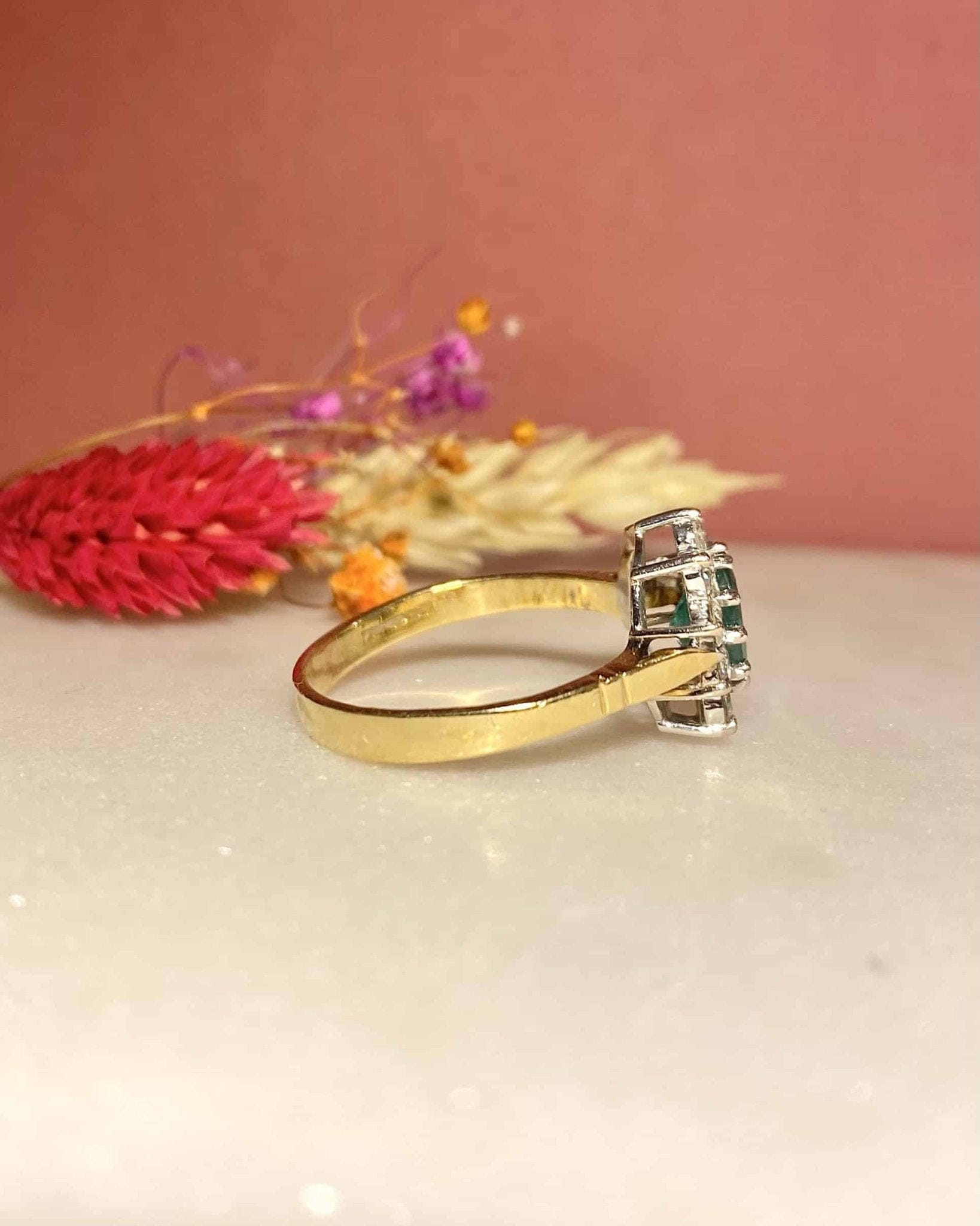 Bague Marguerite Émeraude 0.80 carat &amp; Diamants 0.50 carat "Salima" - Elliade Paris
